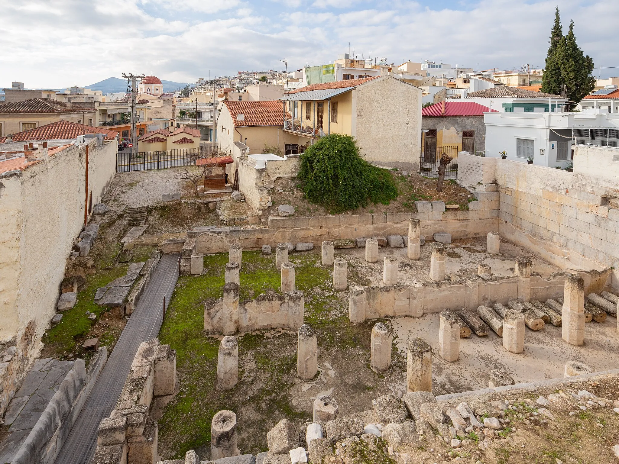 Photo showing: View of the Fountain of Theagenes, Megara, with the rest of the city in the background.