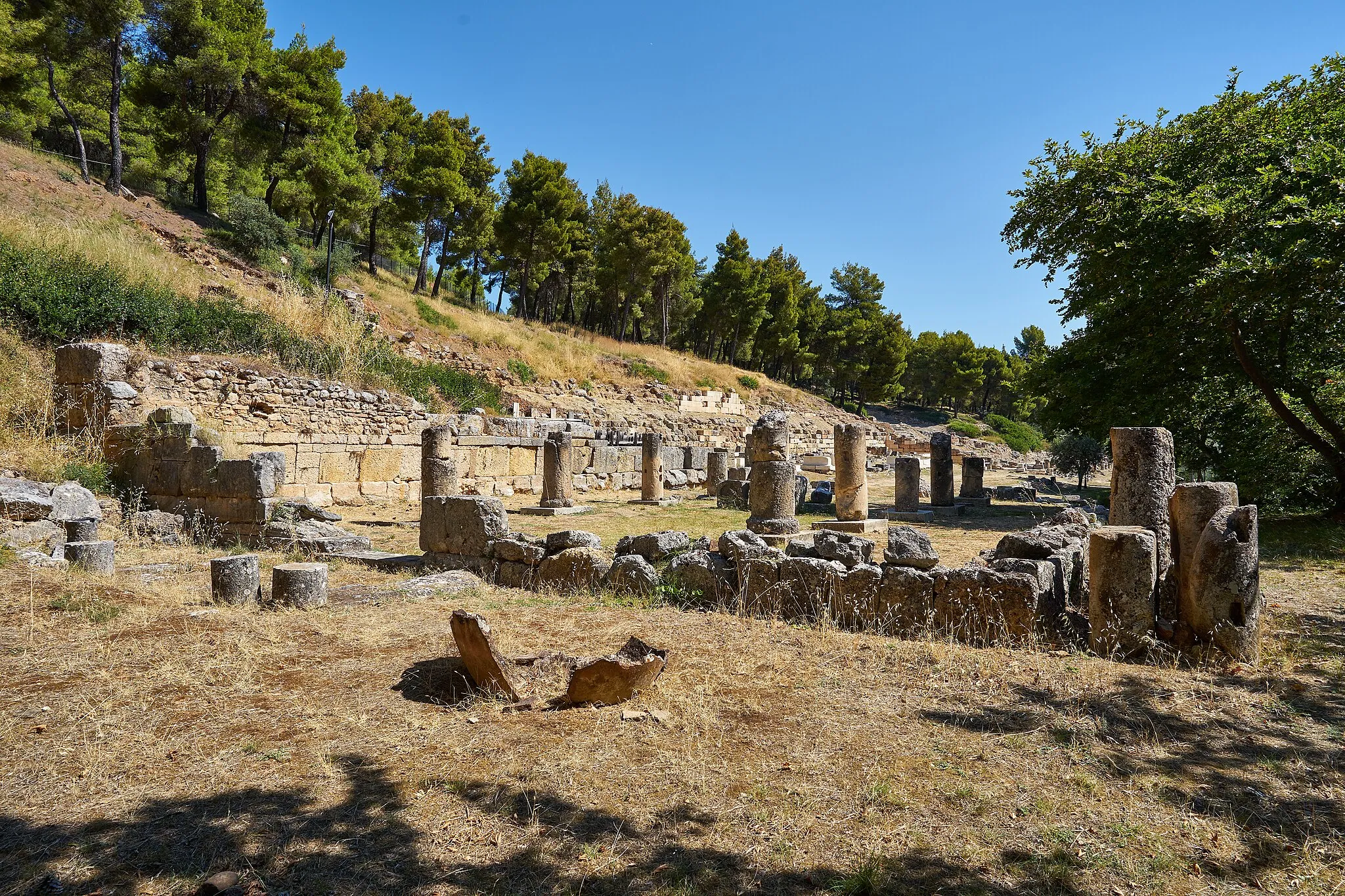 Photo showing: The backside of the Temple of Ampiaraos at Oropos on July 24, 2020