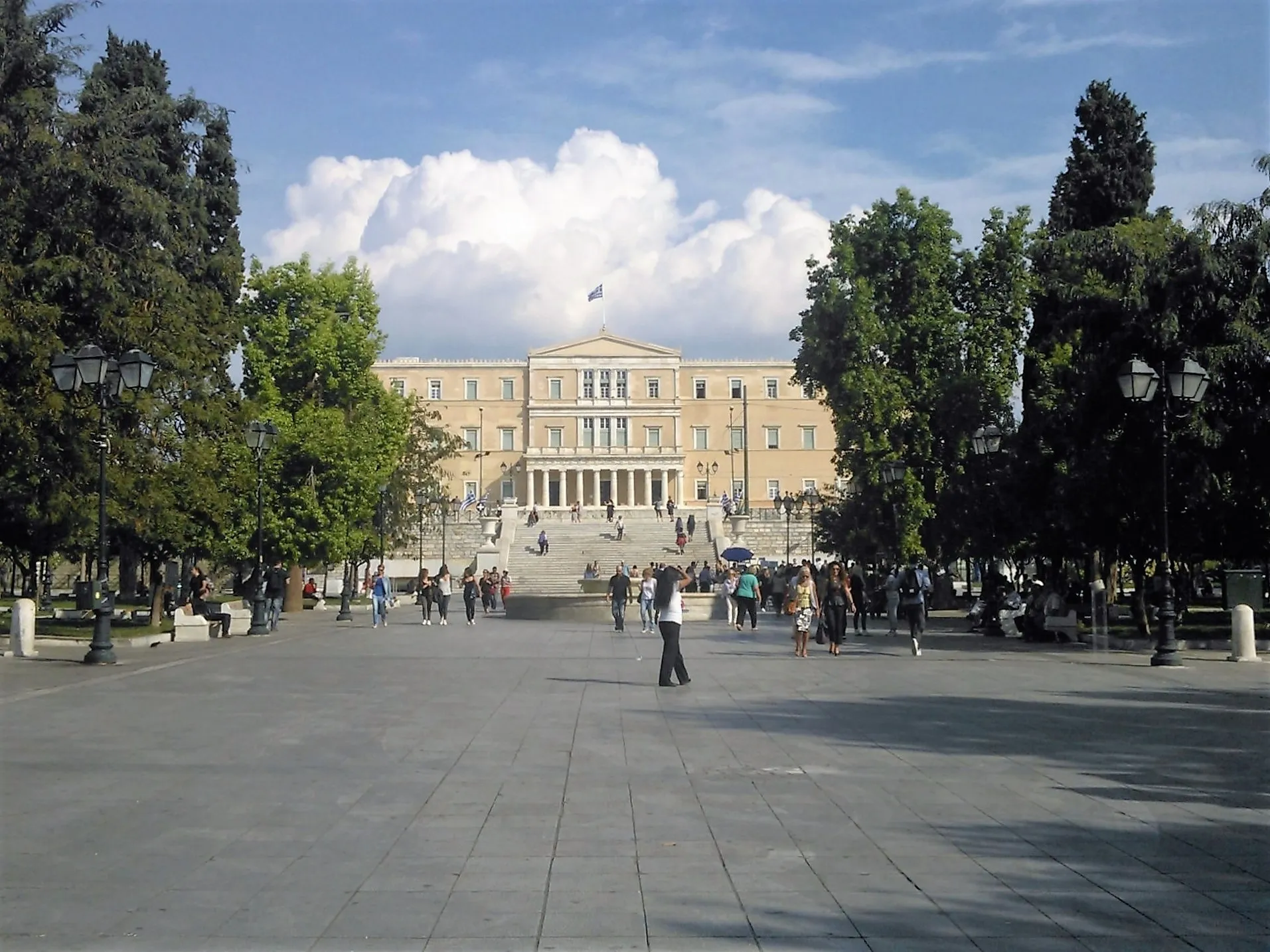 Photo showing: View of Constitution Square ("Syntagma" Sq.) in 2015 towards the Old Royal Palace.