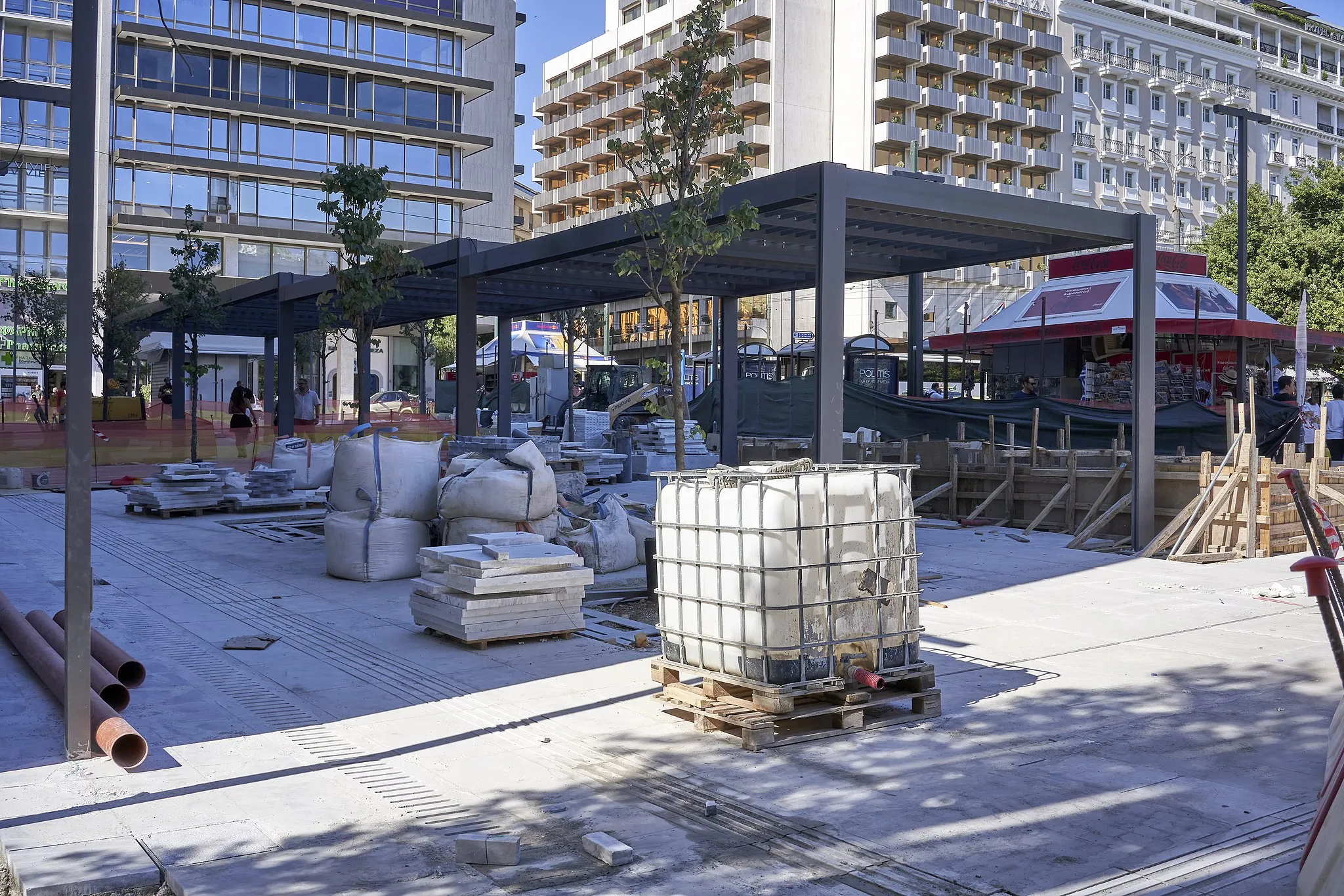 Photo showing: Last stage of the re-shaping of Syntagma Square (lower side). View from Ermou Street.