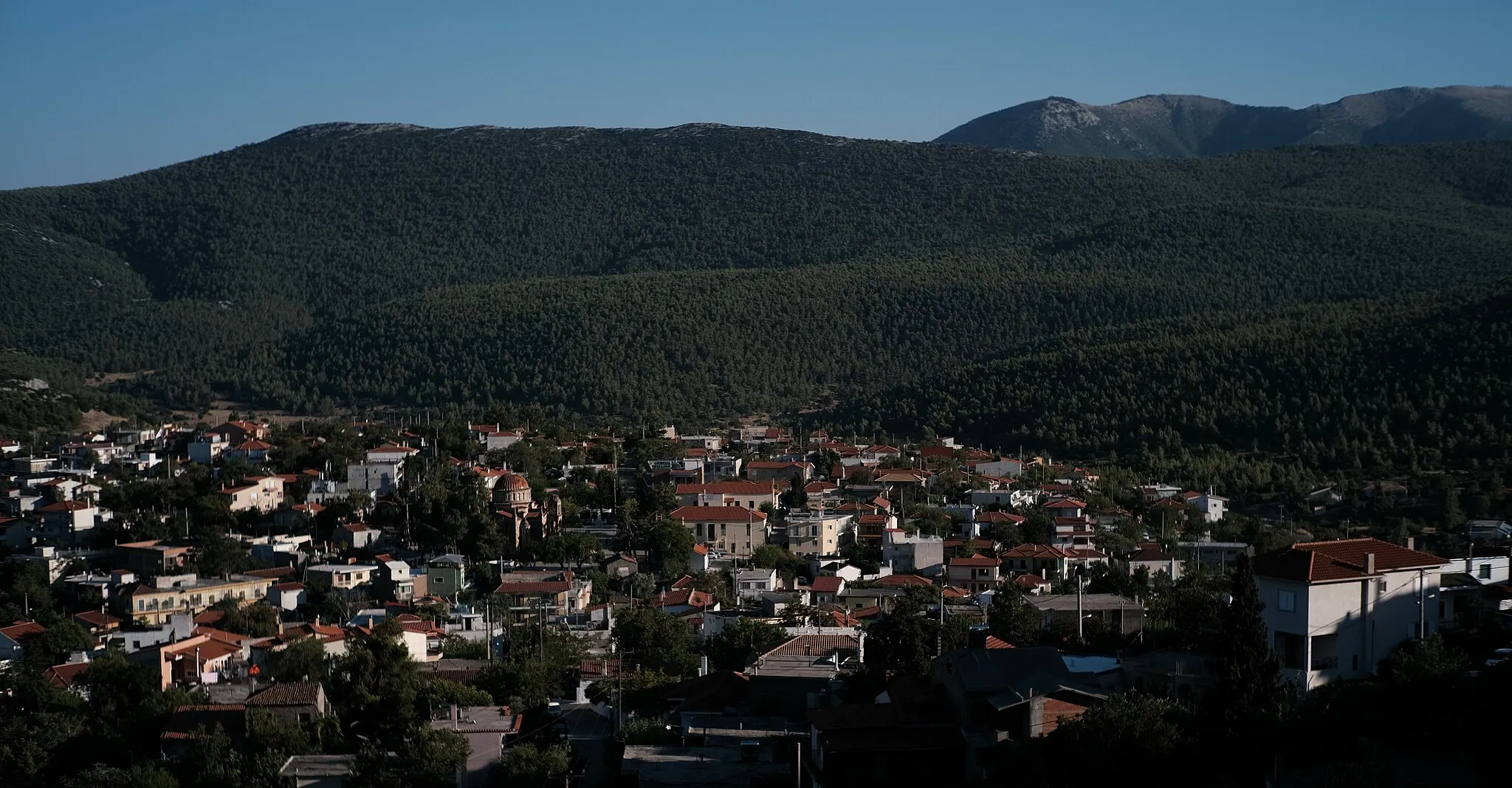 Photo showing: View at the village of Vilia from the west with the Metamorfosis Sotiros Church in the centre.