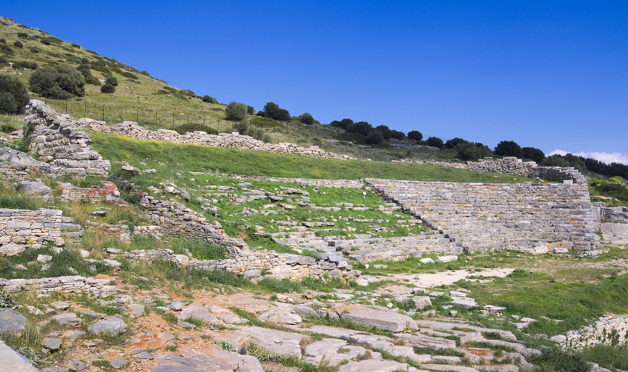 Photo showing: Ancient Greek theatre of Thorikos, as seen from the ore washery.