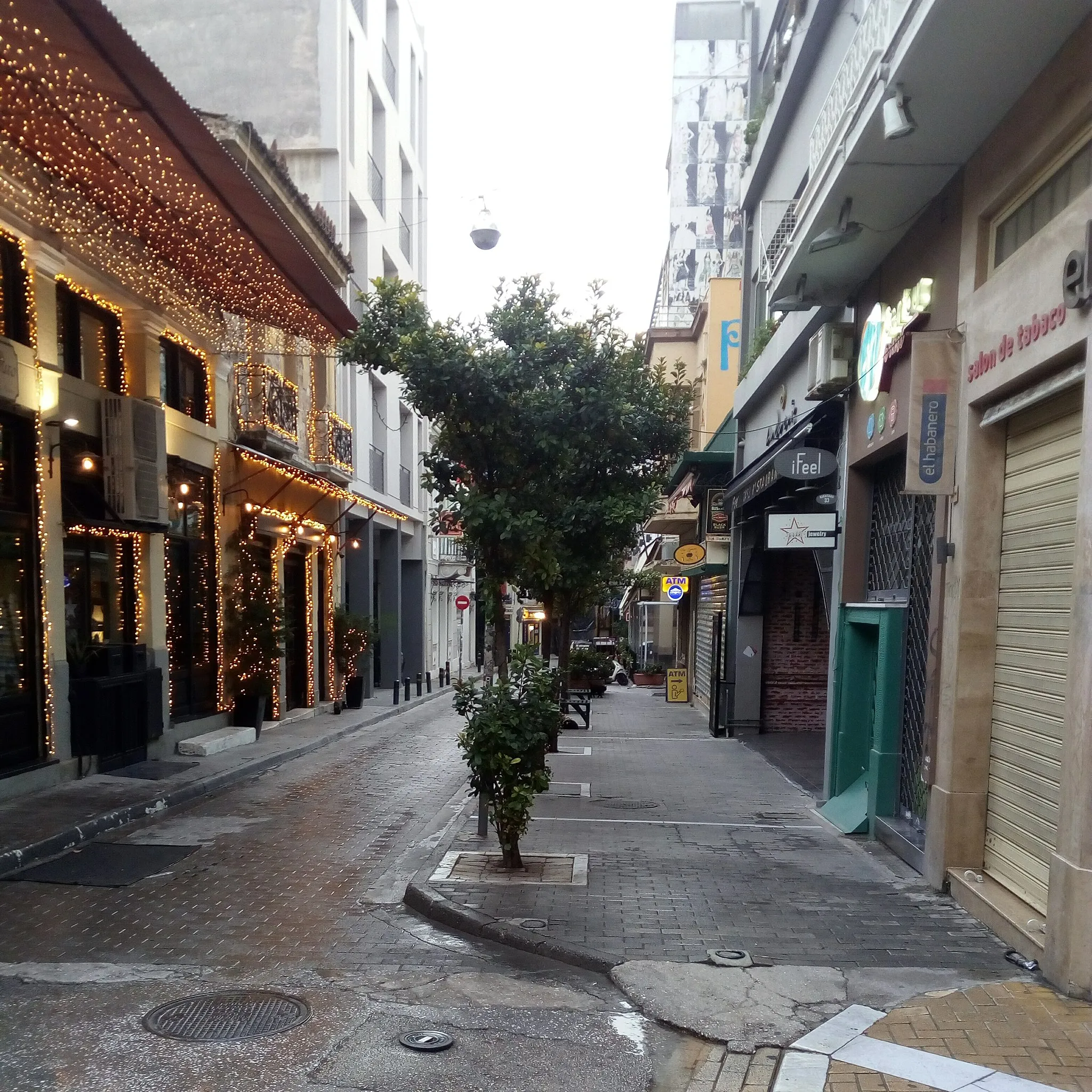Photo showing: A street in Psyrri, Athens.