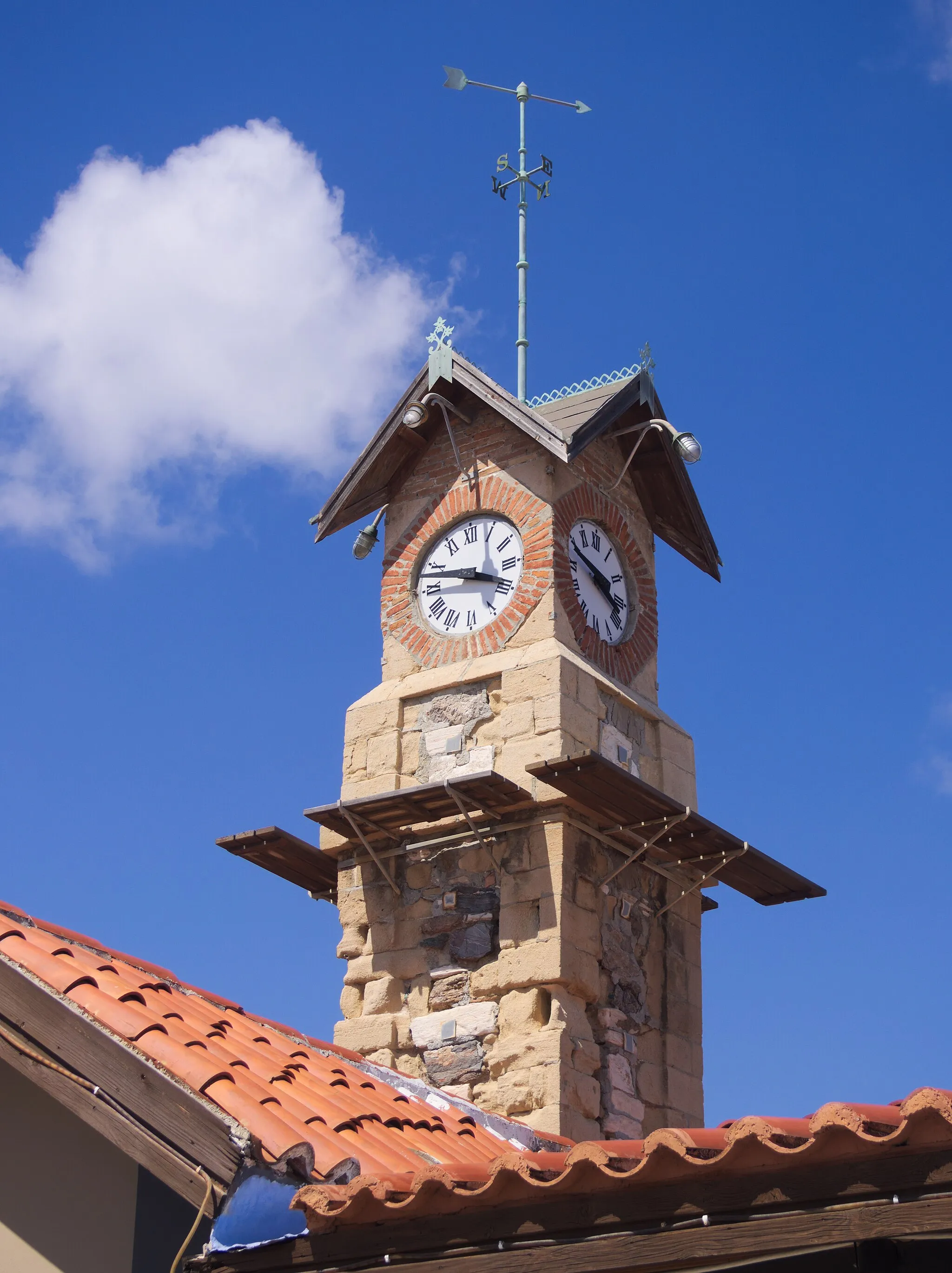 Photo showing: The clock tower of Lavrio, built in 1870s.