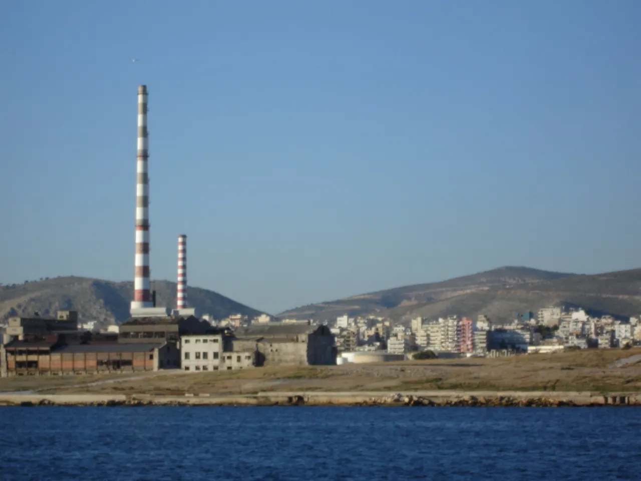 Photo showing: View of the chimneys of Keratsini electricity factory, in Piraeus, Greece