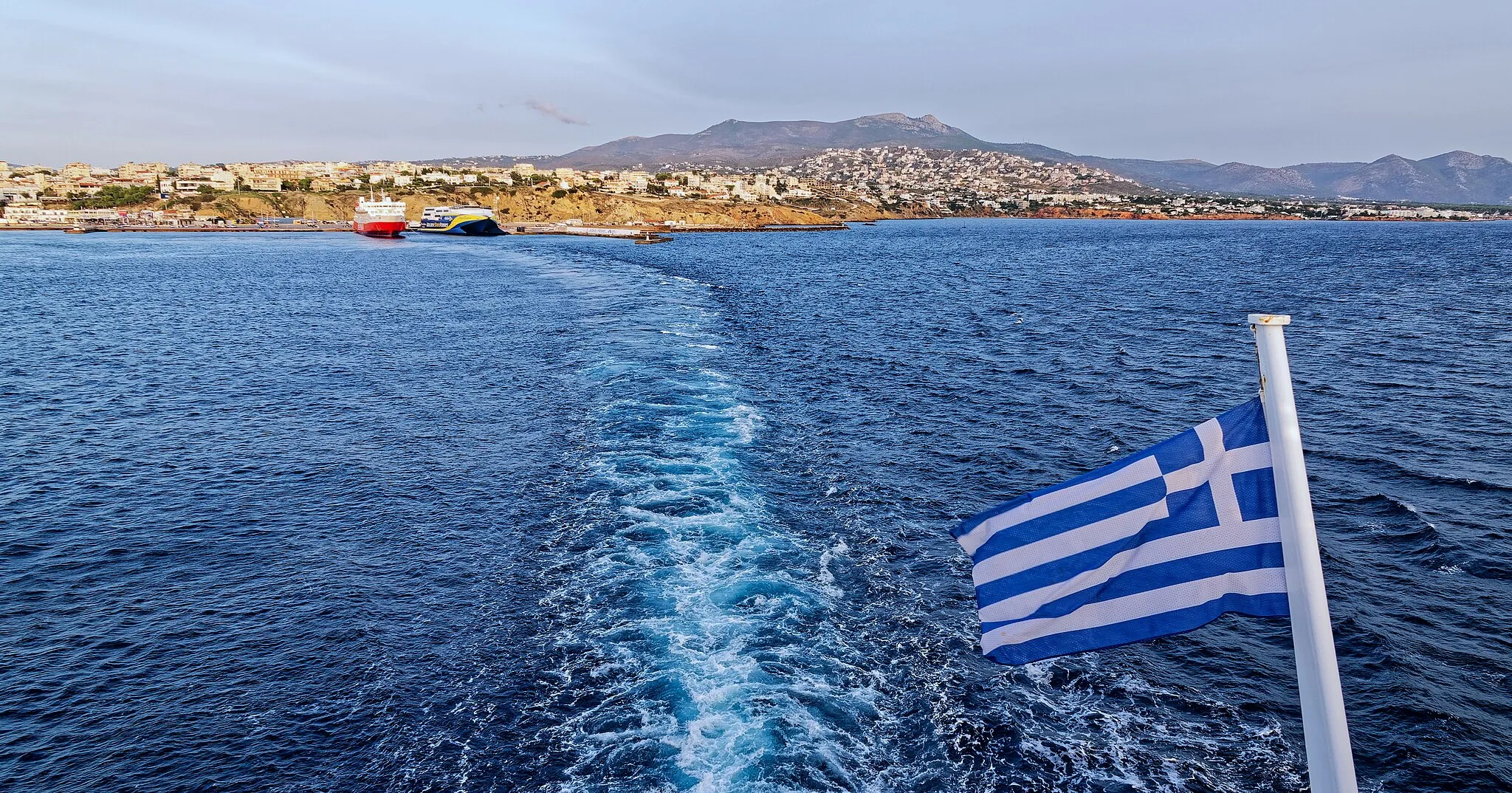 Photo showing: The second largest ferry port in Attica.