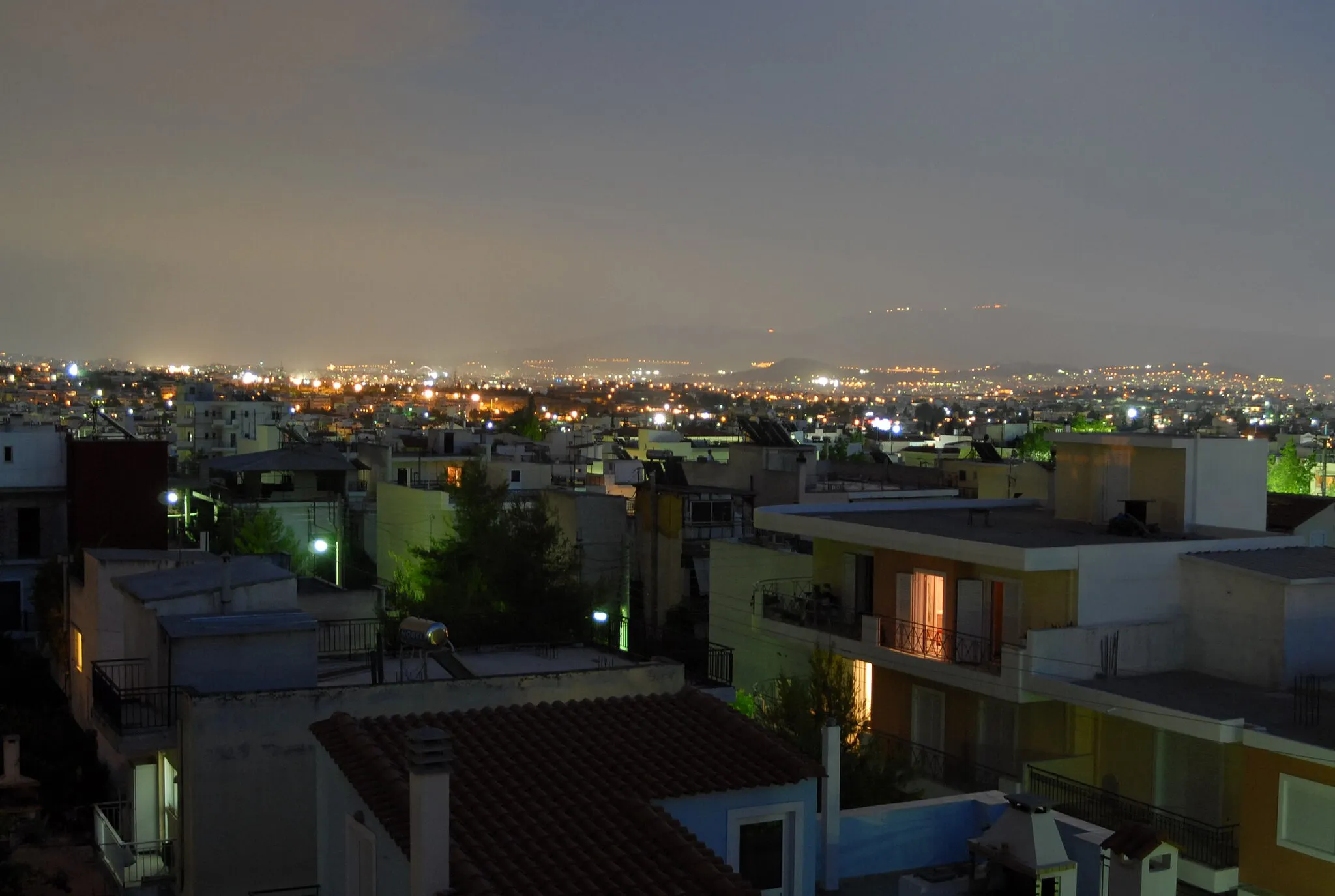 Photo showing: Panoramic view of en:Athens as seen from en:Ano Liosia. To the left are the dust clouds from the 2007 en:Parnitha en:wildfire.
