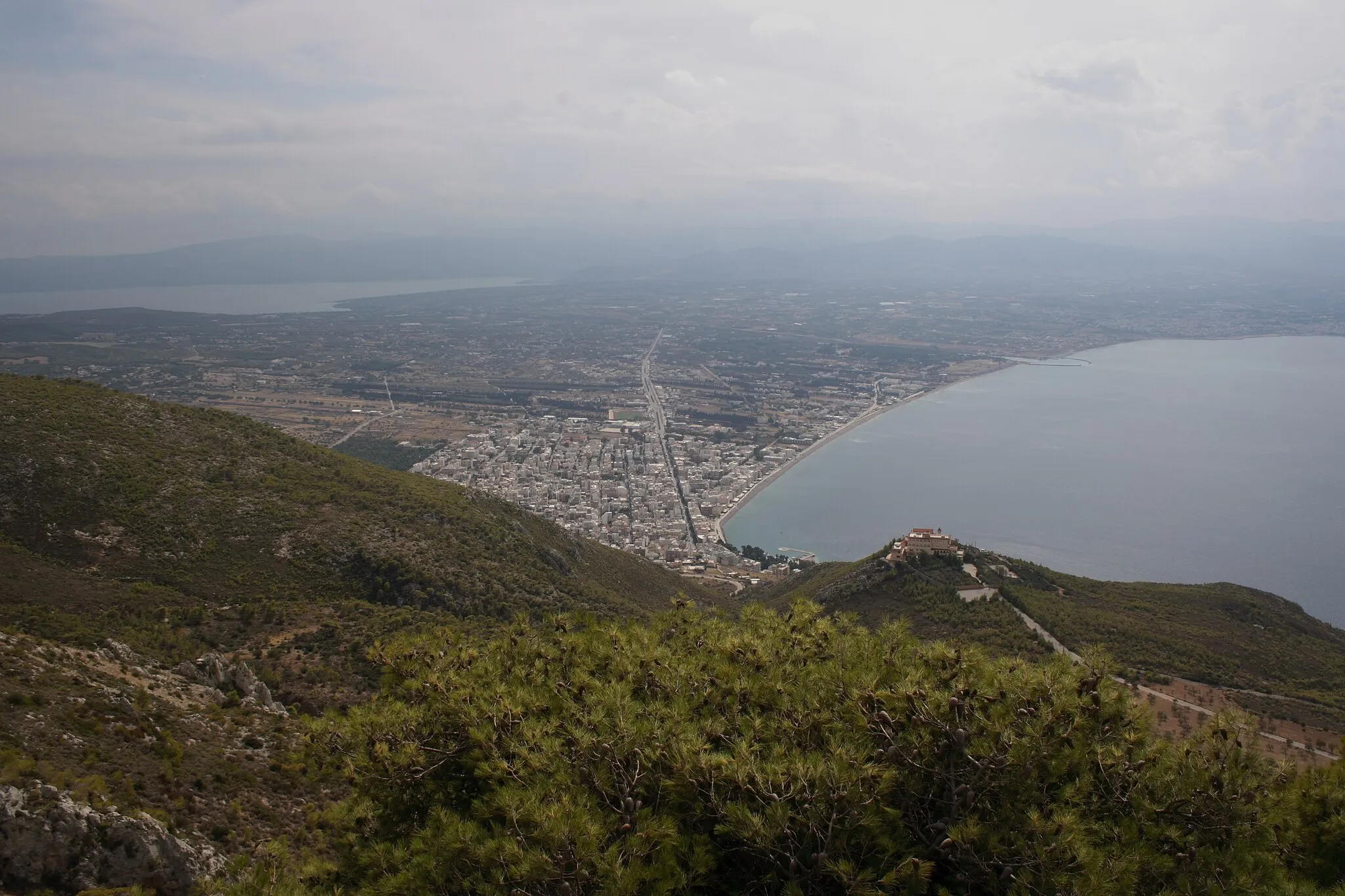 Photo showing: City of Loutraki.View from the monastery of st.Patapius