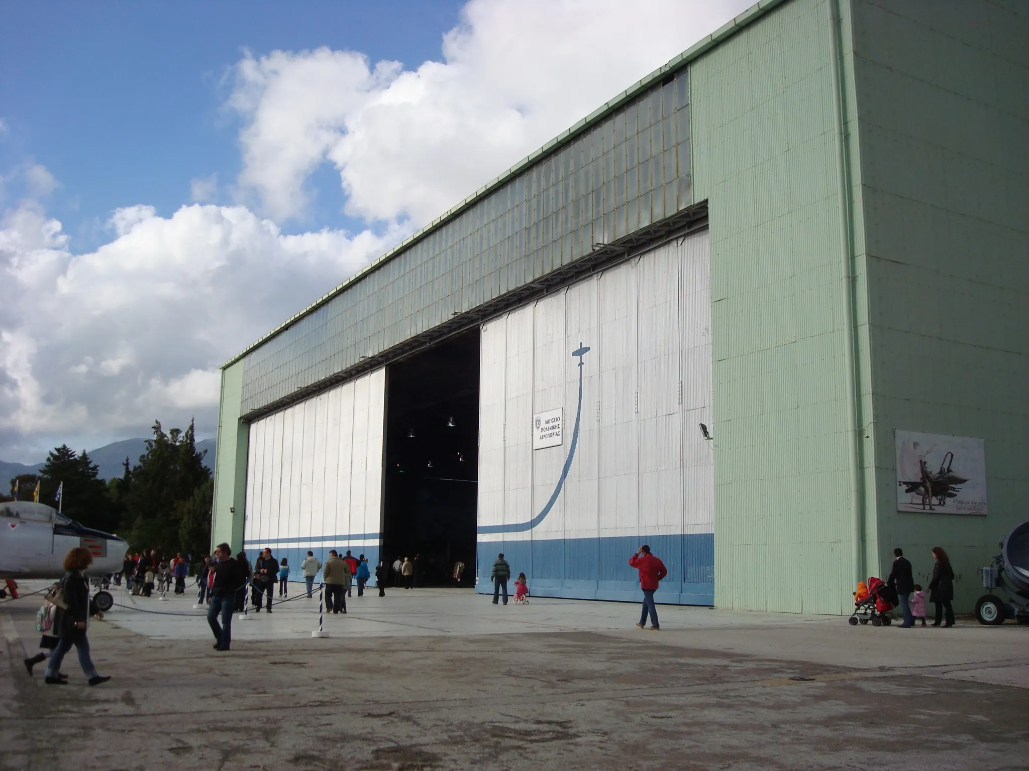 Photo showing: The hangar that hosts the Hellenic Air Force Museum in Dekeleia AFB. The Hangar, named "Leros", was built by the Italians in the Aegean island of Leros before WW2 and was transfered at Dekeleia AFB to host the museum's collection.