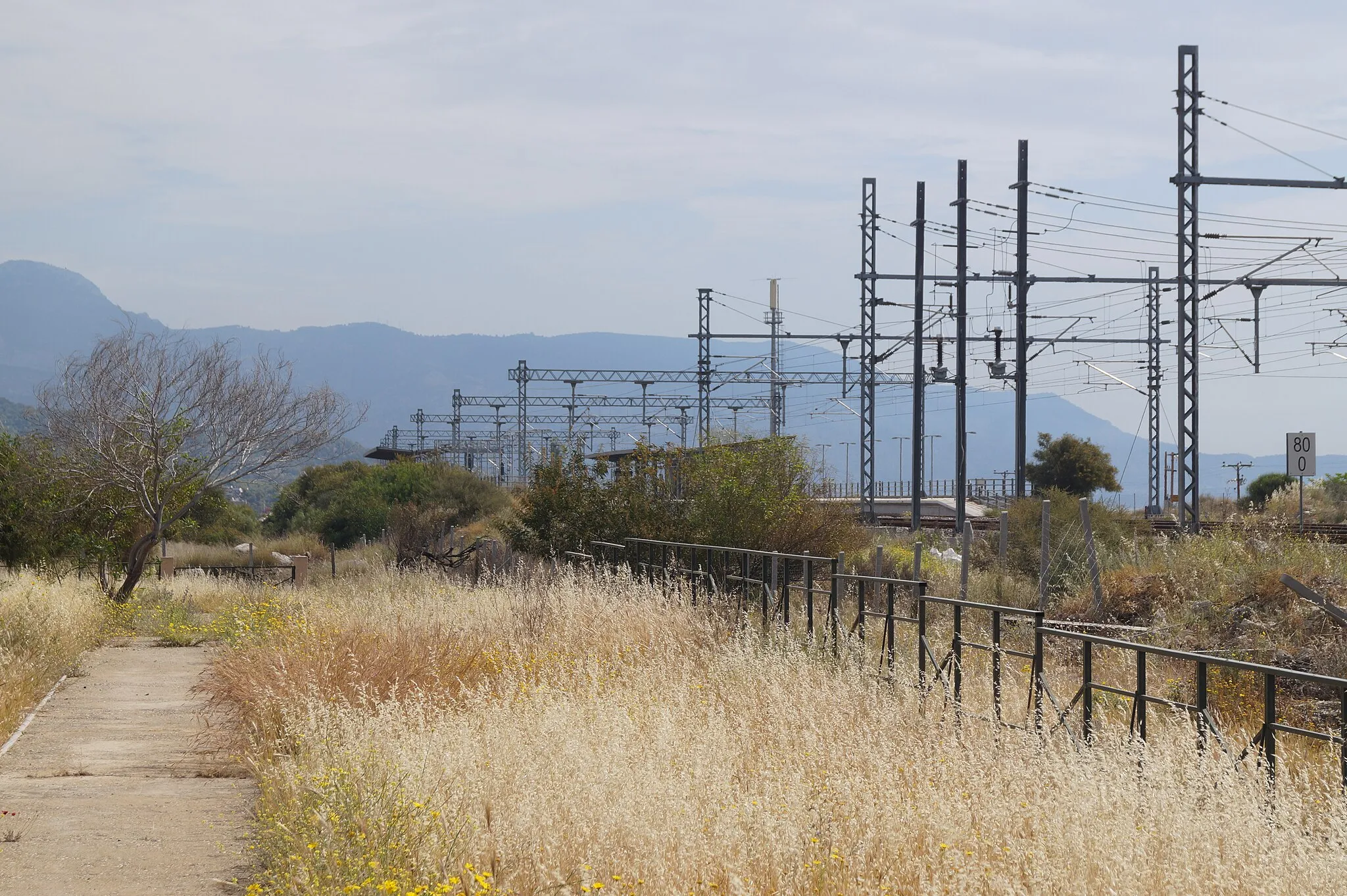 Photo showing: Krommyon, Agioi Theodoroi, Greece: View from the archaeological site to the railway station of Agioi Theodoroi.