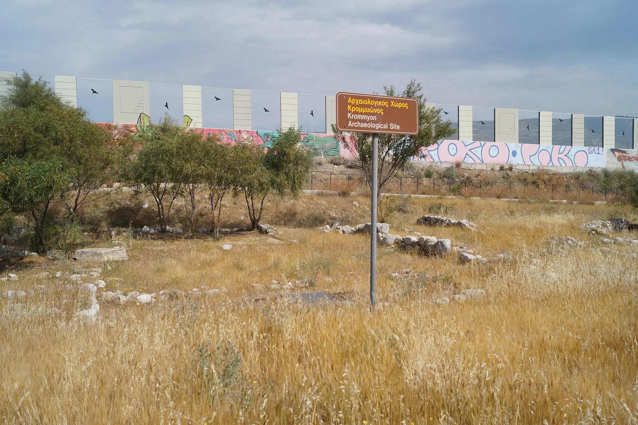 Photo showing: Krommyon, Agioi Theodoroi, Greece: Archaeological site, in the background there is the National Road 8A.