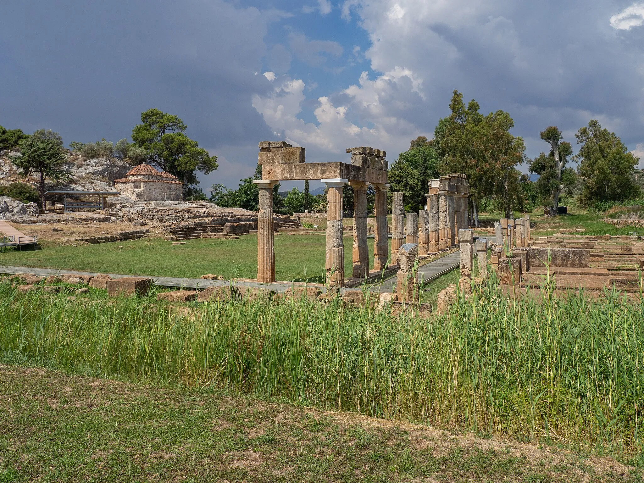 Photo showing: View of Brauron, with the Temple of Artemis and the church of Saint George.