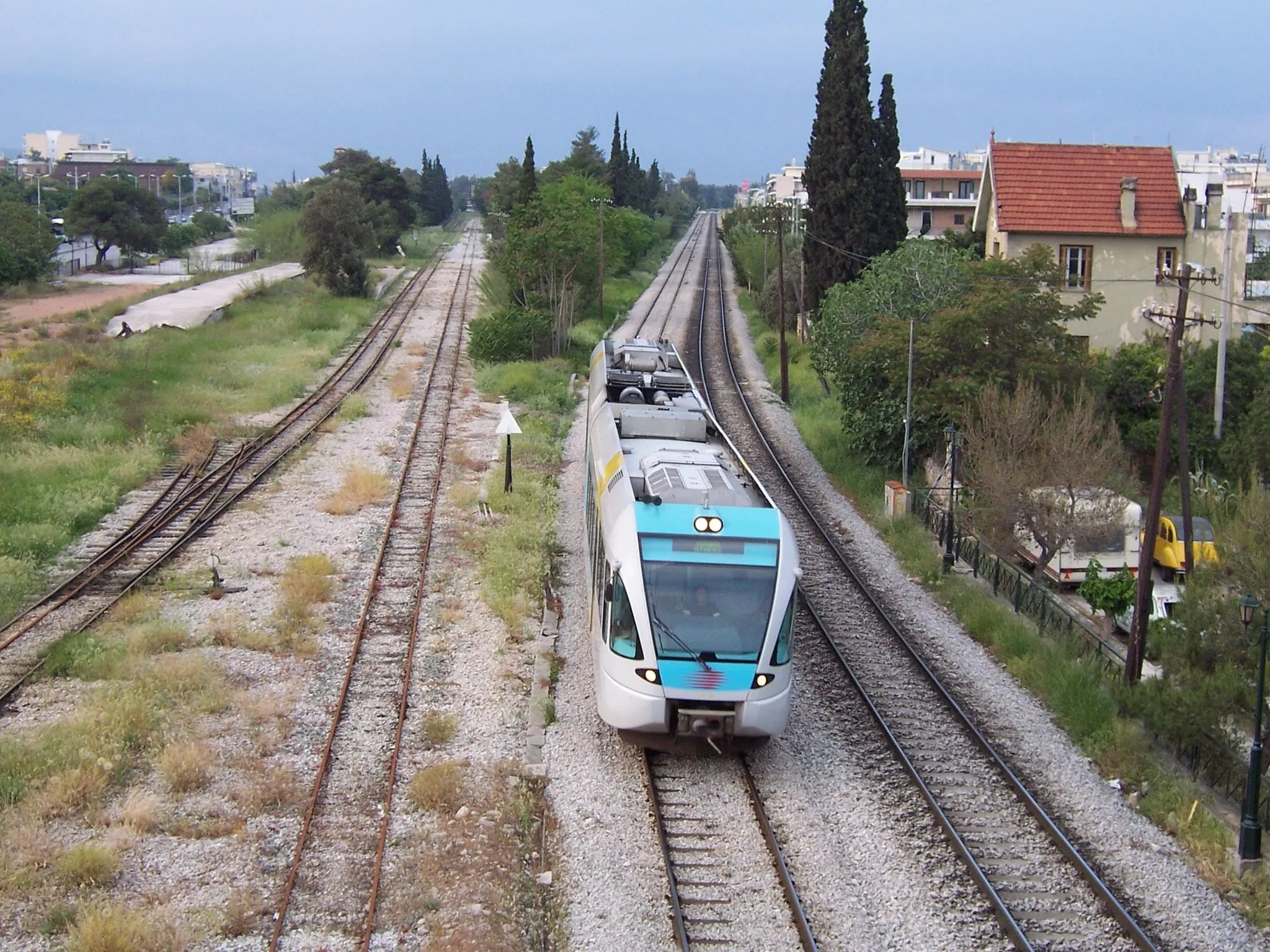 Photo showing: A Proastiakos train (Stadler Railbus) in Agioi Anargyroi coming from the airport to Athens