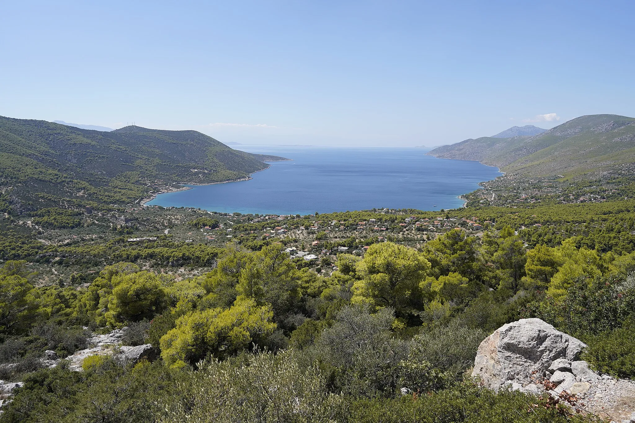 Photo showing: View of Porto Germeno and the Corinthian Gulf on August 28, 2020