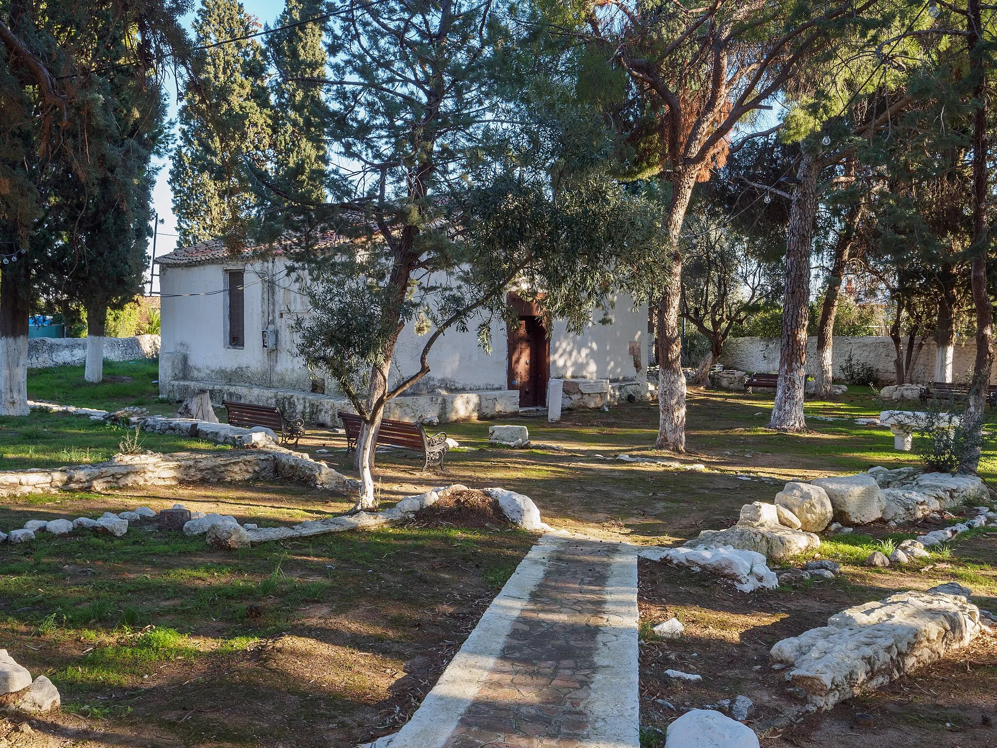 Photo showing: The church of Saint Athanasius in Paiania, Attica. It dates from the 16th century and was during the ottoman era the metropolitan church of Paiania. It was built within the ruins of a palaiochristian basilica, parts of which are still preserved, especially the apse, that is incorporated in the apse of the modern church.