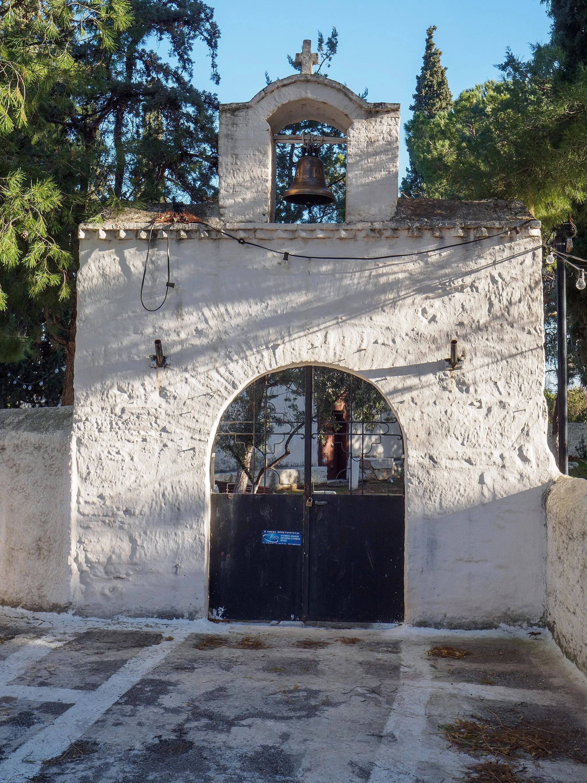 Photo showing: The entrance of the church of Saint Athanasius in Paiania. The church of Saint Athanasius dates from the 16th century and was during the ottoman era the metropolitan church of Paiania. It was built within the ruins of a palaiochristian basilica, parts of which are still preserved, especially the apse, that is incorporated in the apse of the modern church.