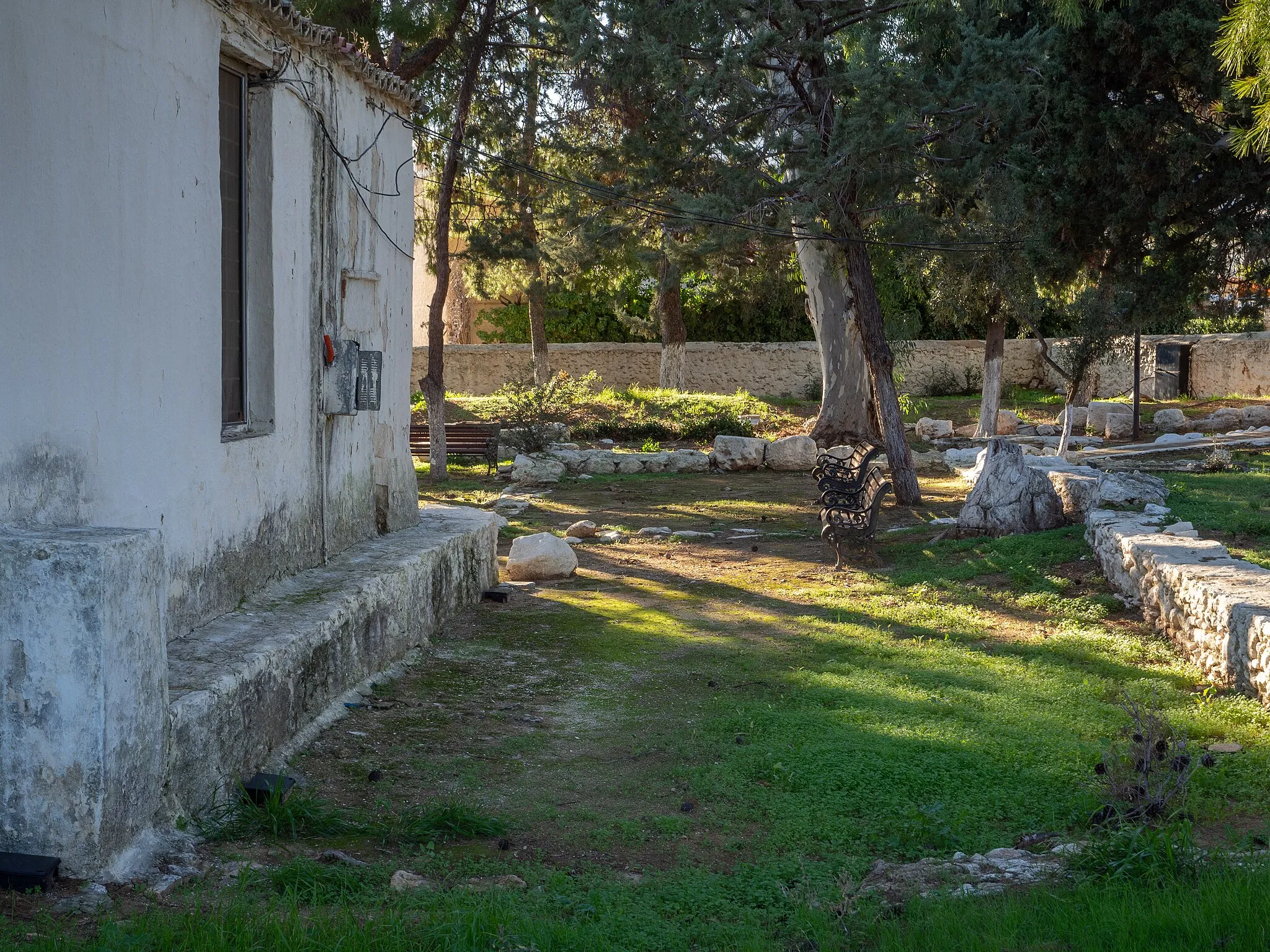 Photo showing: The church of Saint Athanasius in Paiania, Attica. It dates from the 16th century and was during the ottoman era the metropolitan church of Paiania. It was built within the ruins of a palaiochristian basilica, parts of which are still preserved, especially the apse, that is incorporated in the apse of the modern church.