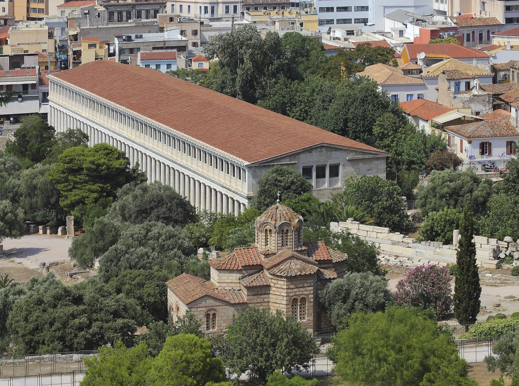 Photo showing: Athens: the Stoa of Attalos (the Museum of the Ancient Agora) and the Church of the Holy Apostles, as seen from Acropolis hill