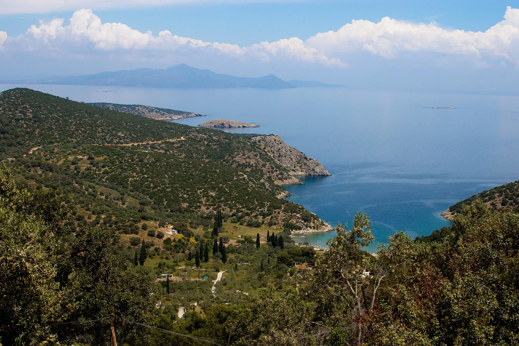 Photo showing: The bay of Vayionia (Βαγιονιά), the harbour of ancient Kalaureia with Aegina at the horizon.