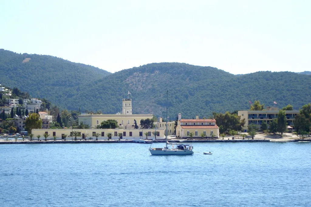 Photo showing: View of Hellenic Navy's Poros training centre on Poros island, Greece