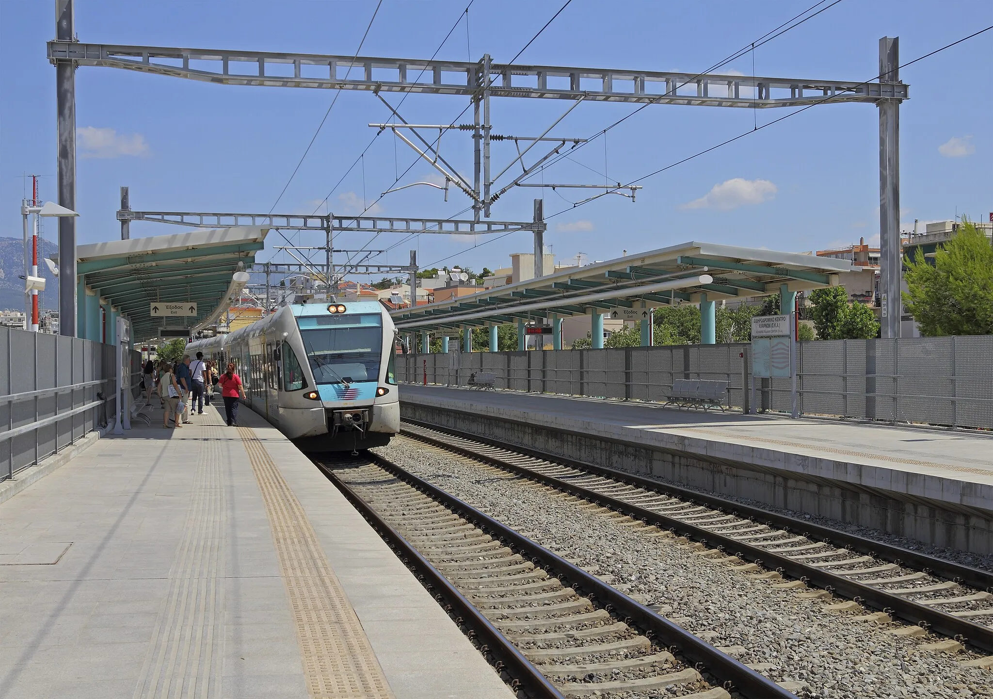 Photo showing: Proastiakos station «SKA» near Athens (Attica, Greece) – a train is arriving