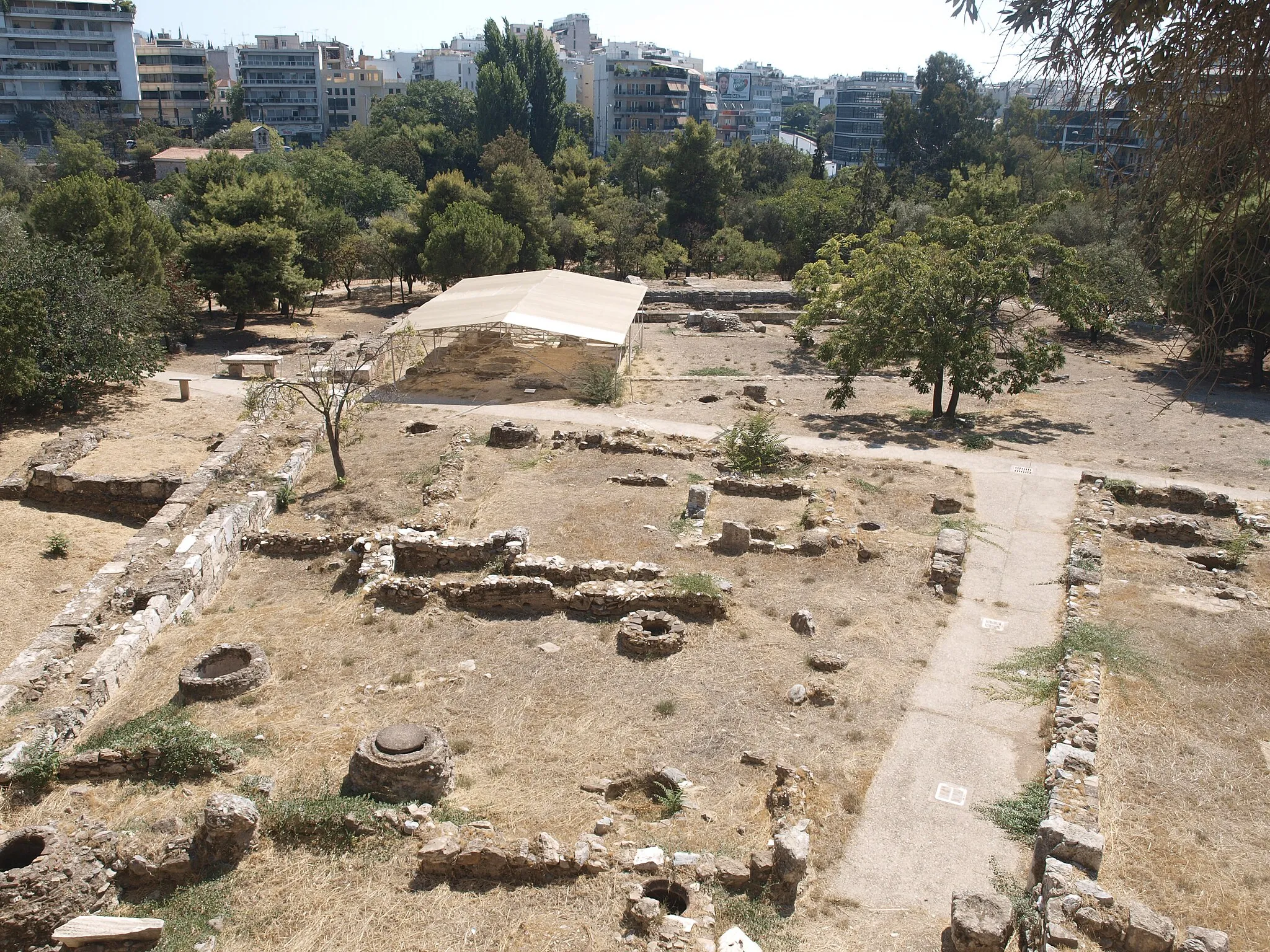 Photo showing: AWIB-ISAW: The Temple of Olympian Zeus (VIII)
Archaeological remains in the area surronding the temple of Olympian Zeus in Athens. by Irene Soto (2010)
copyright: 2010 Irene Soto (used with permission)
photographed place: Athenae (Athens) pleiades.stoa.org/places/579885

Published by the Institute for the Study of the Ancient World as part of the Ancient World Image Bank (AWIB). Further information: www.nyu.edu/isaw/awib.htm.