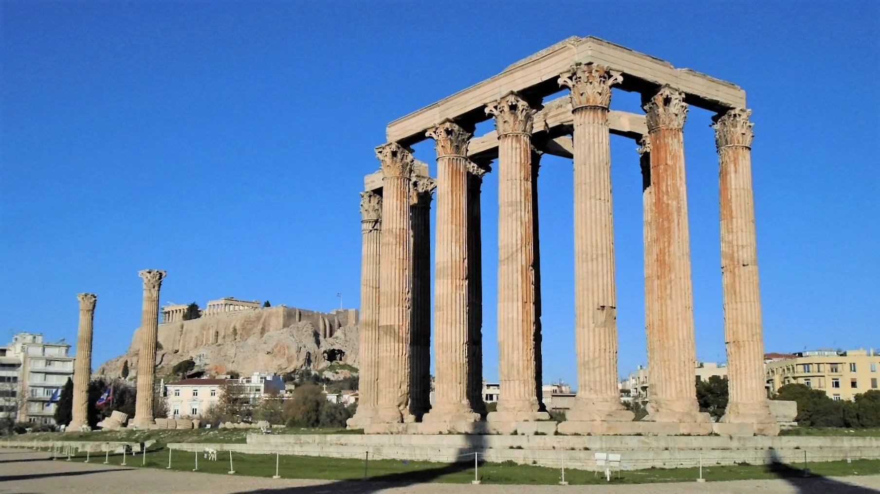 Photo showing: The Temple of Olympian Zeus in Athens with Acropolis visible on the background.