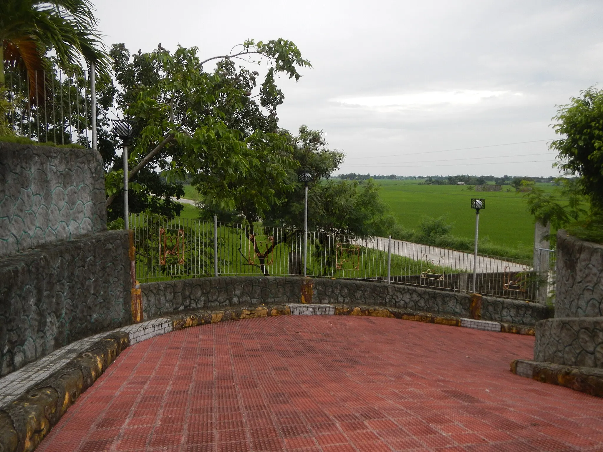 Photo showing: Sacred Heart of Jesus Parish Church and Shrine, Barangay Bantug, Muñoz, Nueva Ecija (along the Maharlika Highway, Maharlika Highway (Cagayan Valley Road, Talavera-Santo Domingo-Quezon-Science City of Muñoz, Nueva Ecija section) or the Pan-Philippine Highway, also known as the Maharlika "Nobility/freeman" Highway or Asian Highway 26).