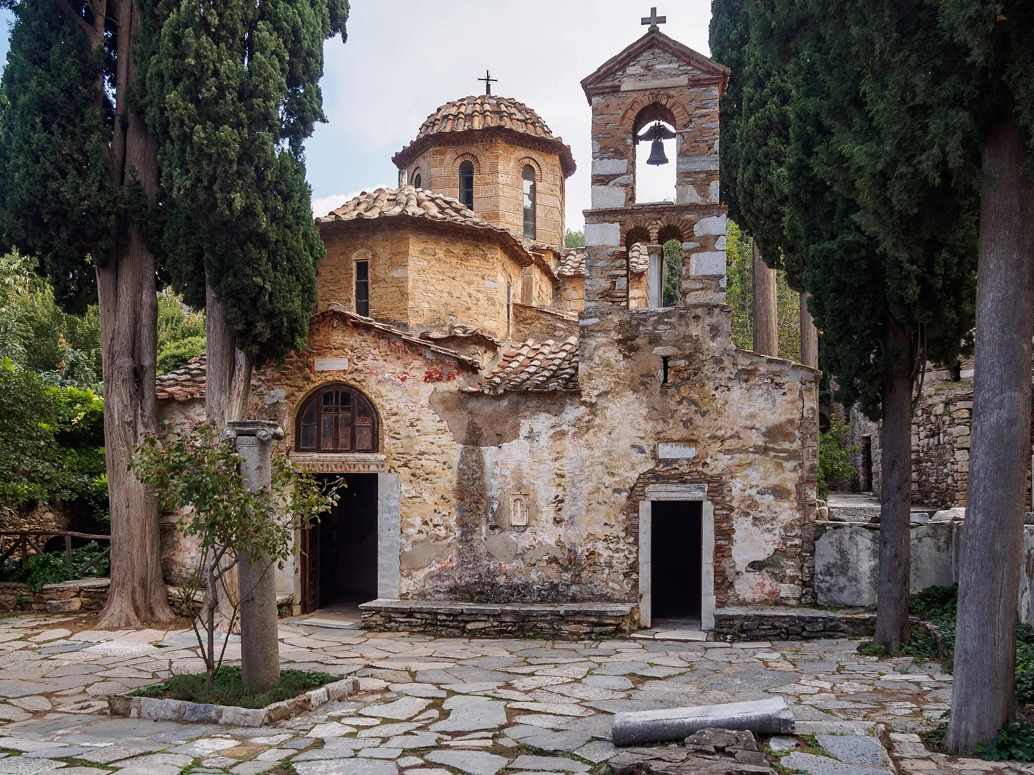 Photo showing: The katholikon (church) of Kaisariani monatery, dating from the 11th century.