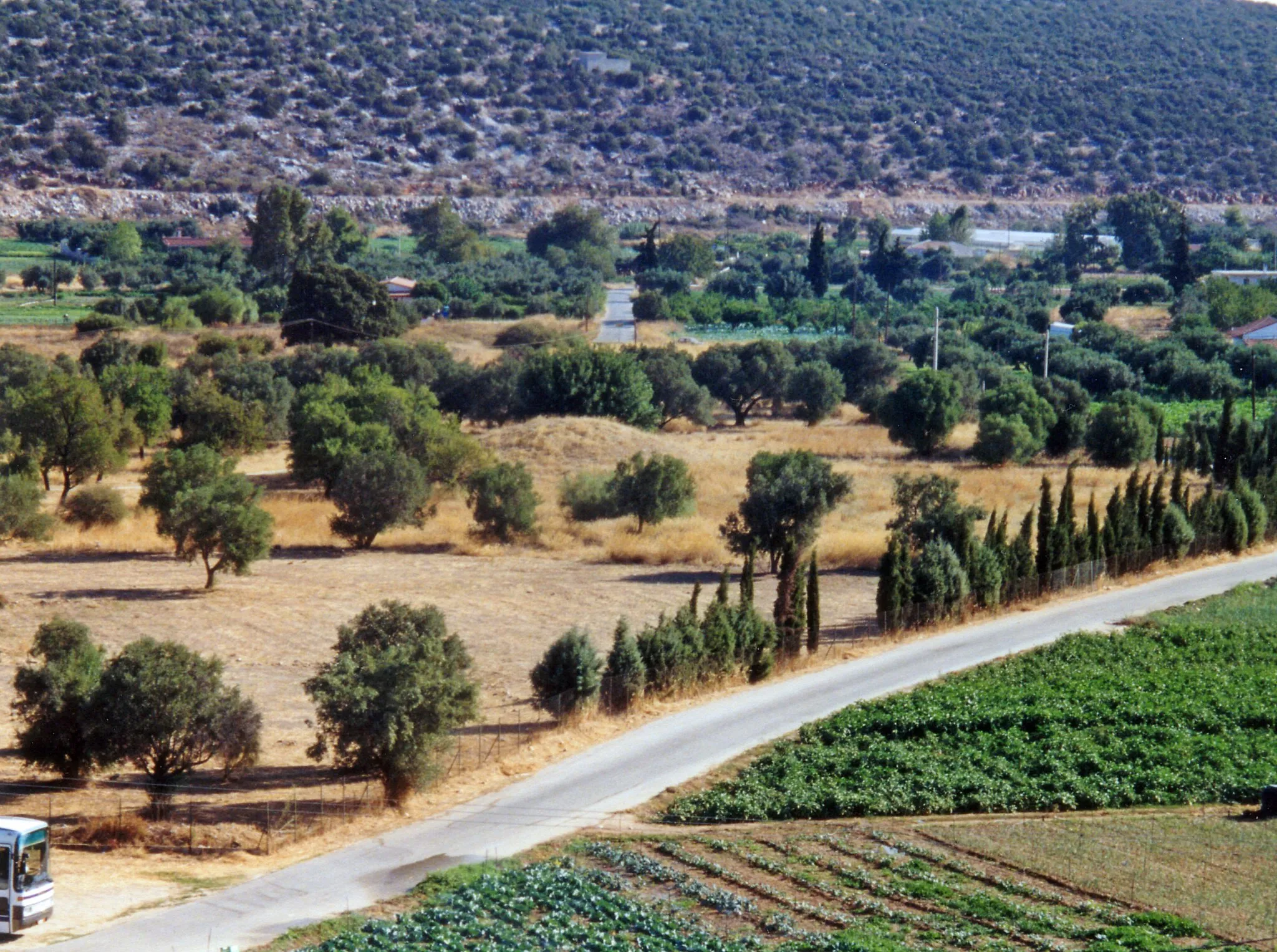 Photo showing: Athens was not alone when it fought the Persians at Sparta. Plataea also sent soldiers. Their fallen have a smaller burial mound.