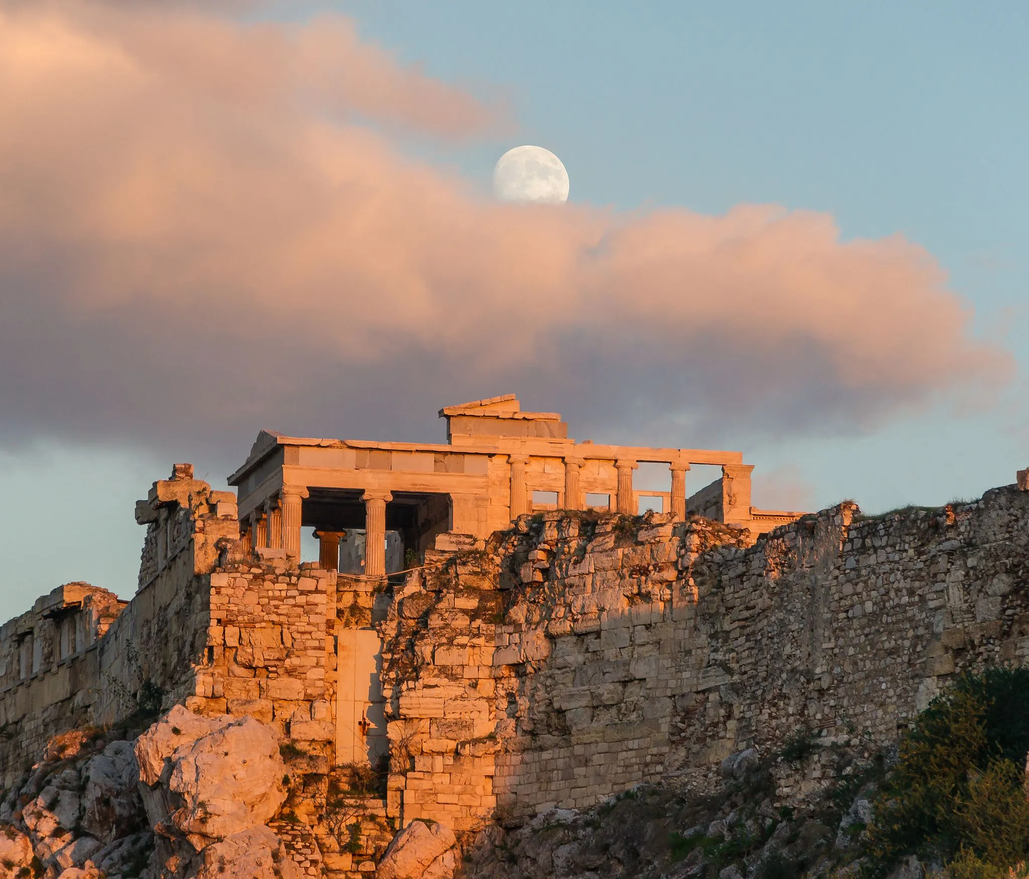 Photo showing: Acropolis (Erechtheum) of Athens, from West, evening light. Moon.