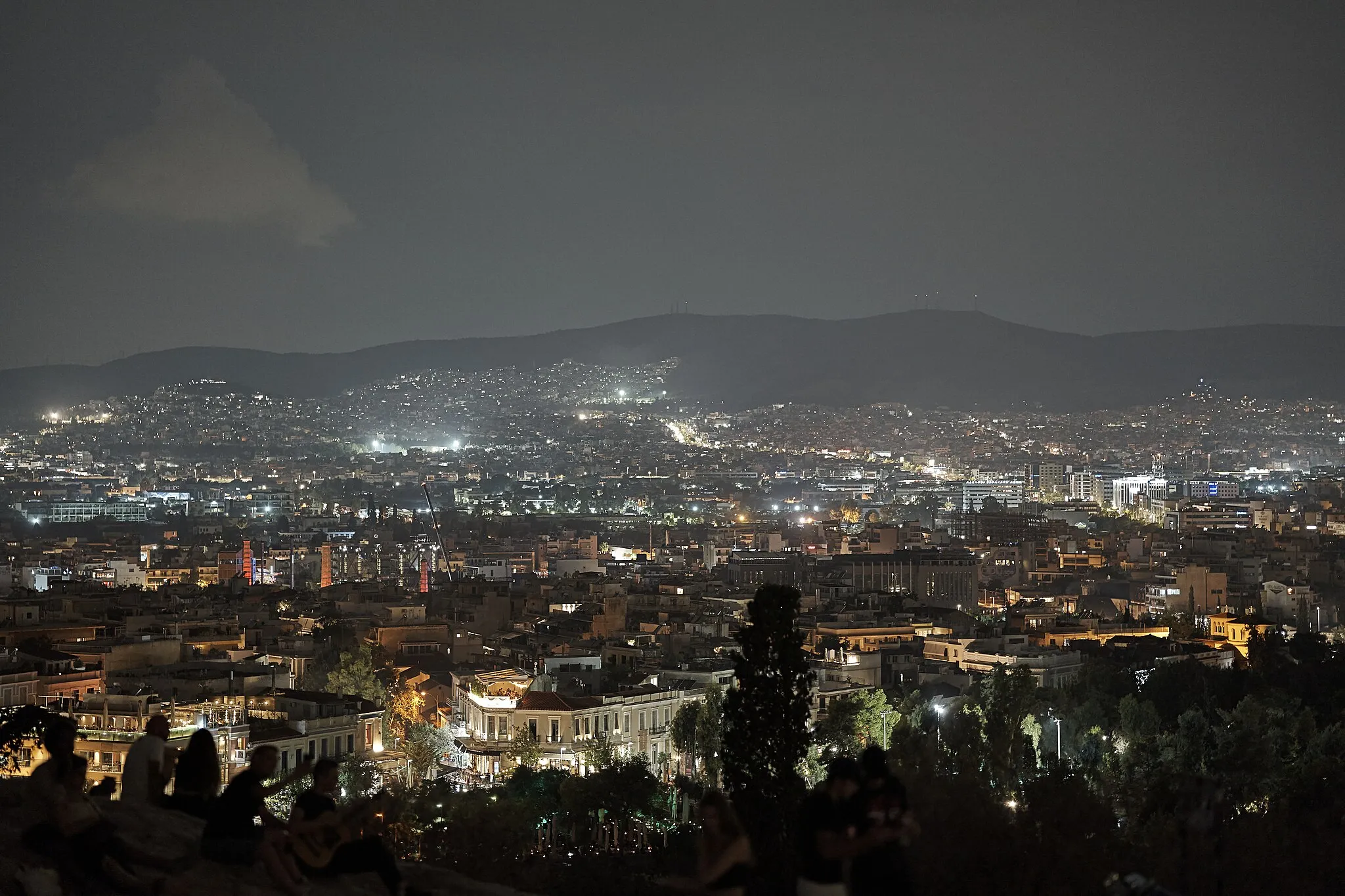 Photo showing: View of Athens at night from the Areopagus.