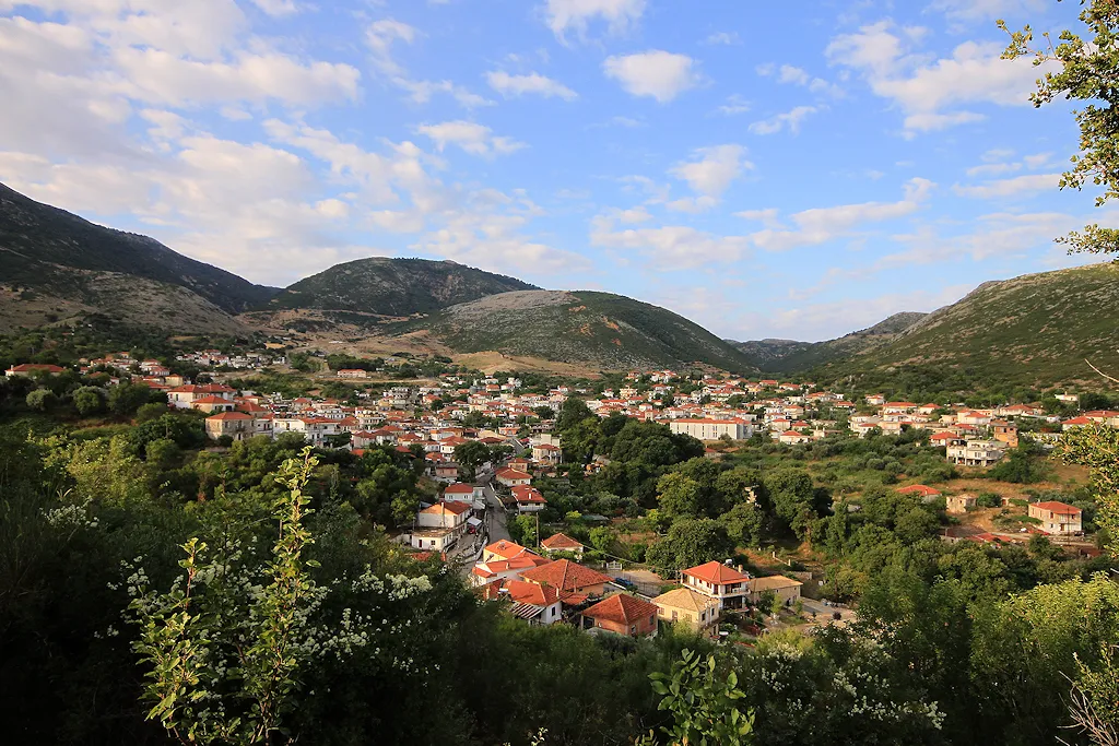 Photo showing: Το Μοναστηράκι όπως το βλέπουμε από το ύψωμα Τραυλοχώρι.