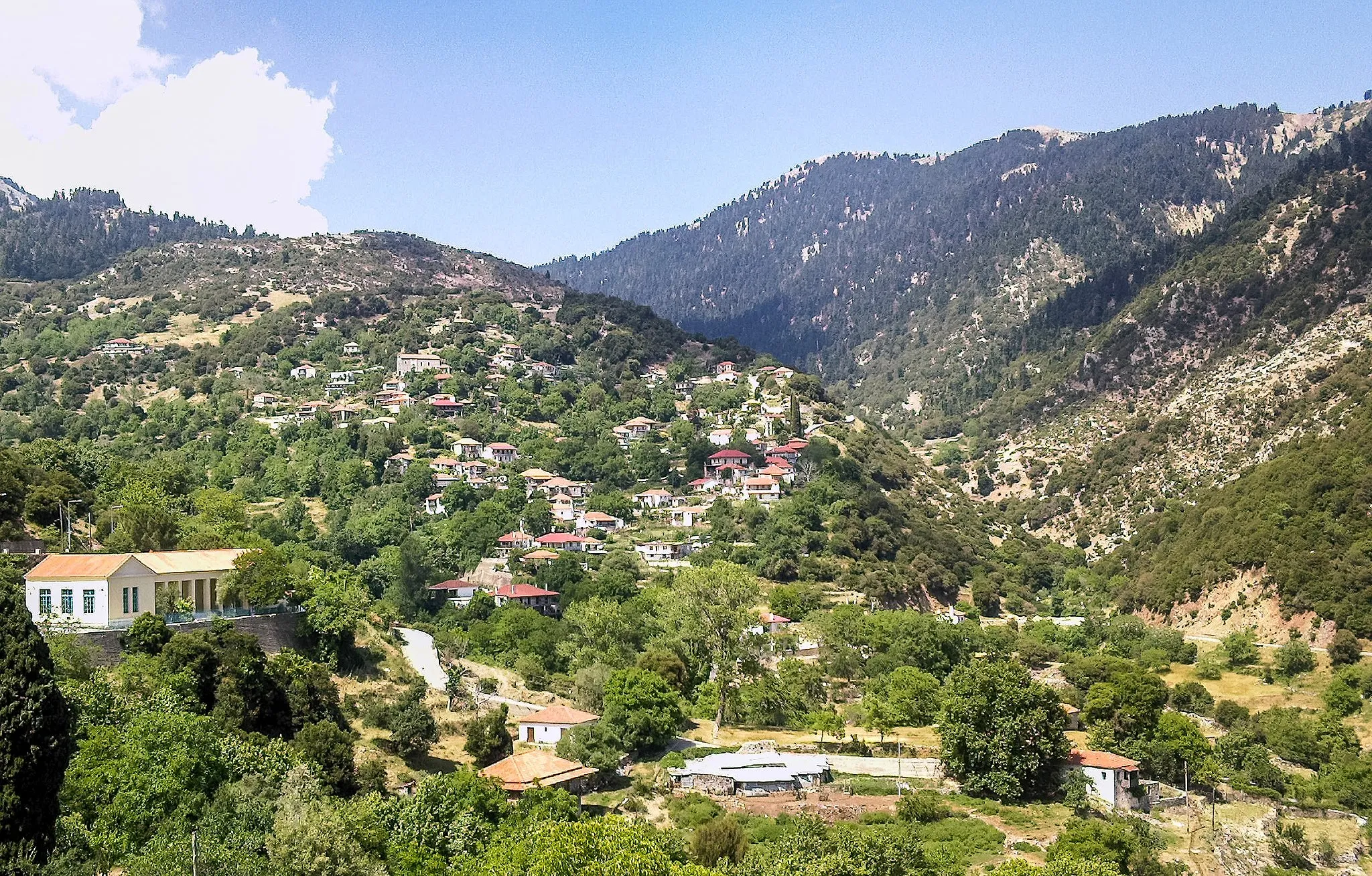 Photo showing: Lampeia (Divri) village, Ileia, Greece. Partial view of the village.