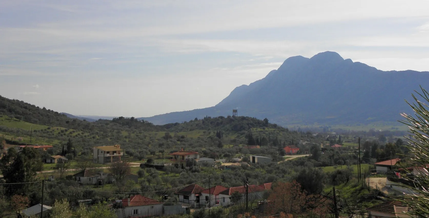 Photo showing: Partial view of Pigadia (Tzailo) village, Achaia, Greece. In the background stands Skollis Mt.
