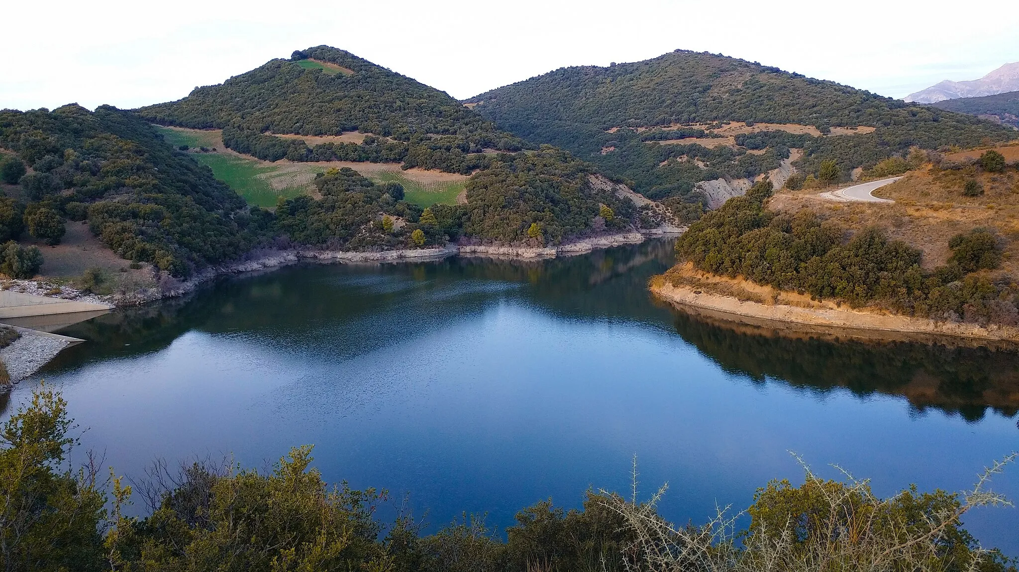 Photo showing: View of Ntaska Reservoir near Velimachi village, Achaia, Greece.