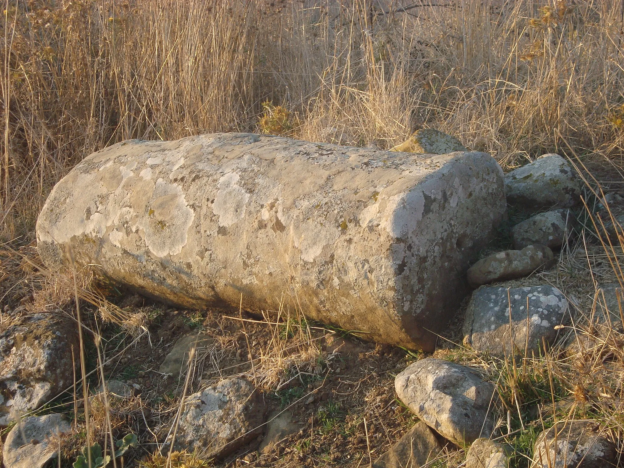 Photo showing: αρχαία κολόνα , αρχαία Τριτεια