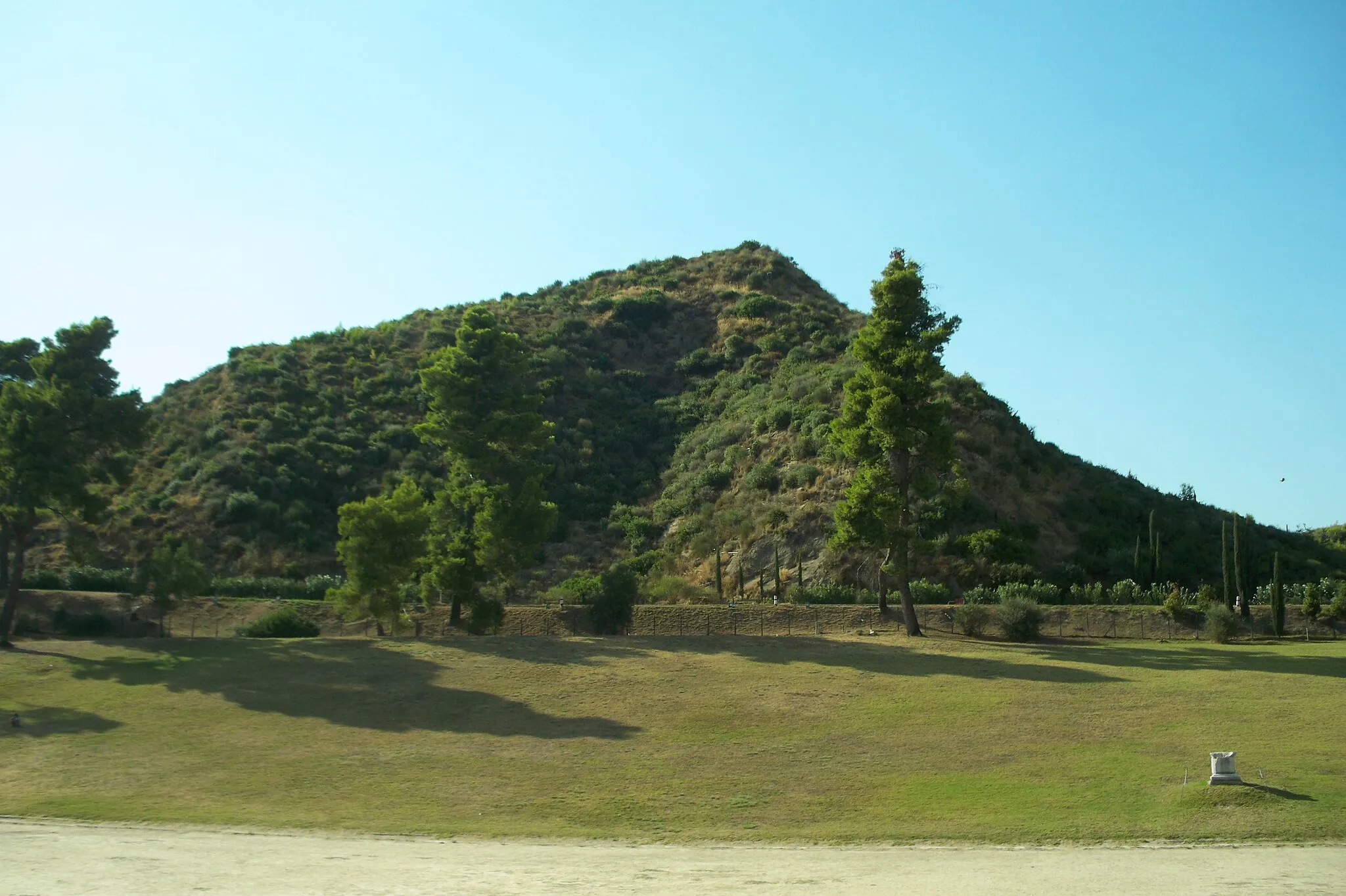 Photo showing: The Hill of Kronos, behind the stadium of Olympia, Greece