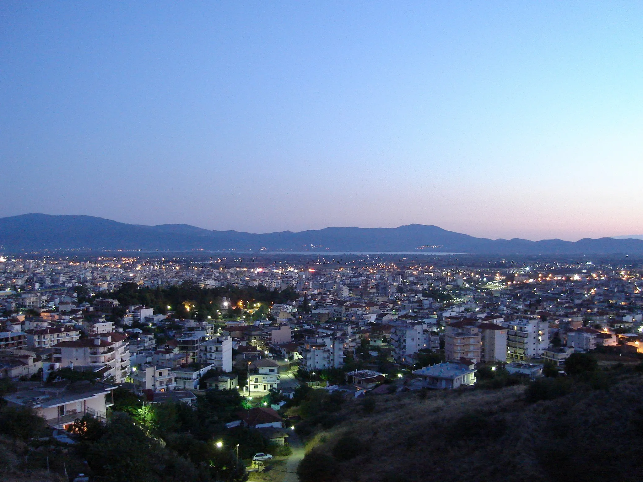 Photo showing: View on the city of en:Agrinio in en:Greece in the Evening. In background en:Lysimachia lake visible.