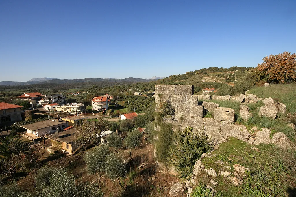 Photo showing: Πύργος στο αρχαίο κάστρο προς τη πλευρά του σημερινού χωριού.