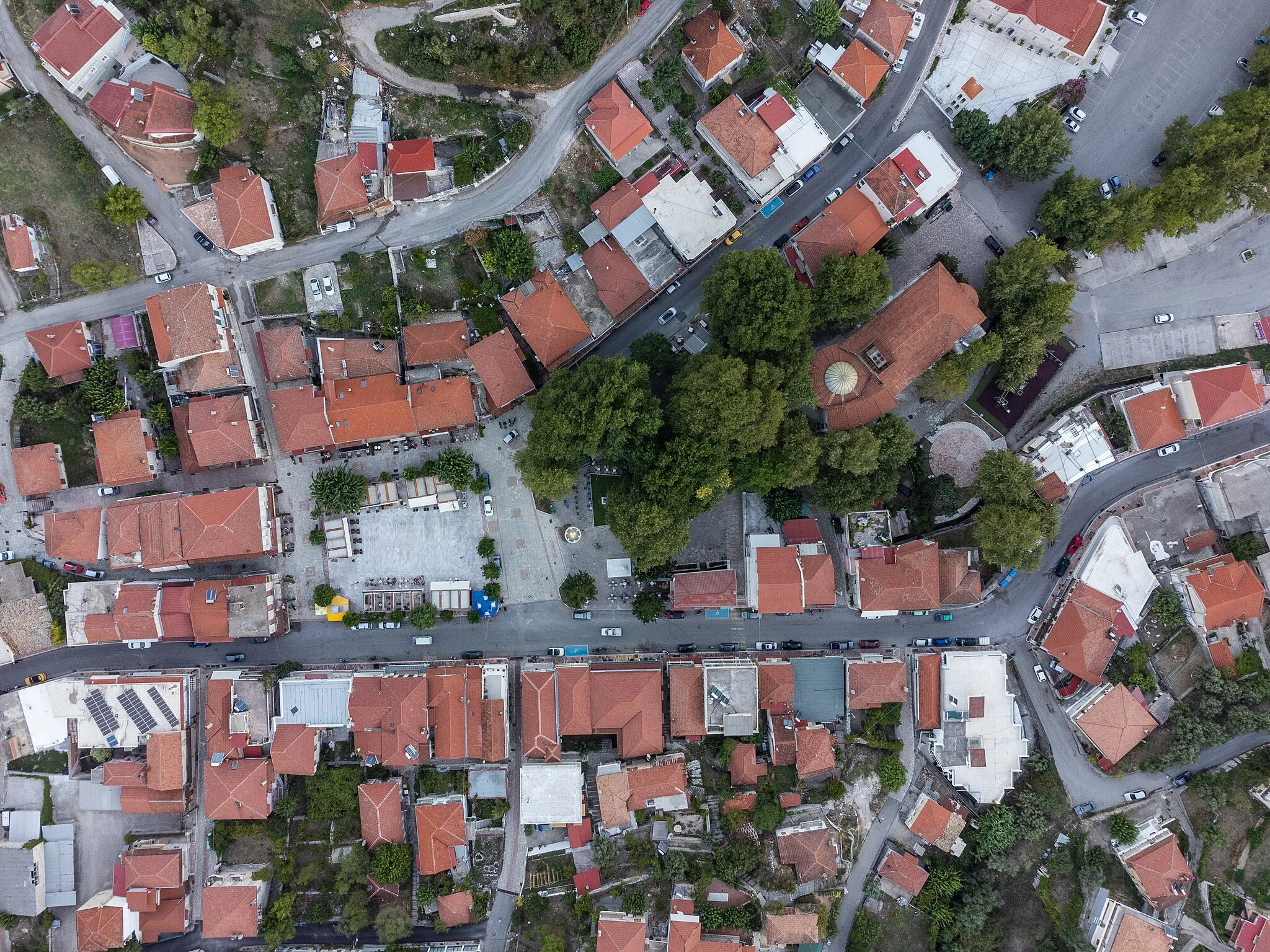 Photo showing: Top down view of the central square of Thermo, West Greece.