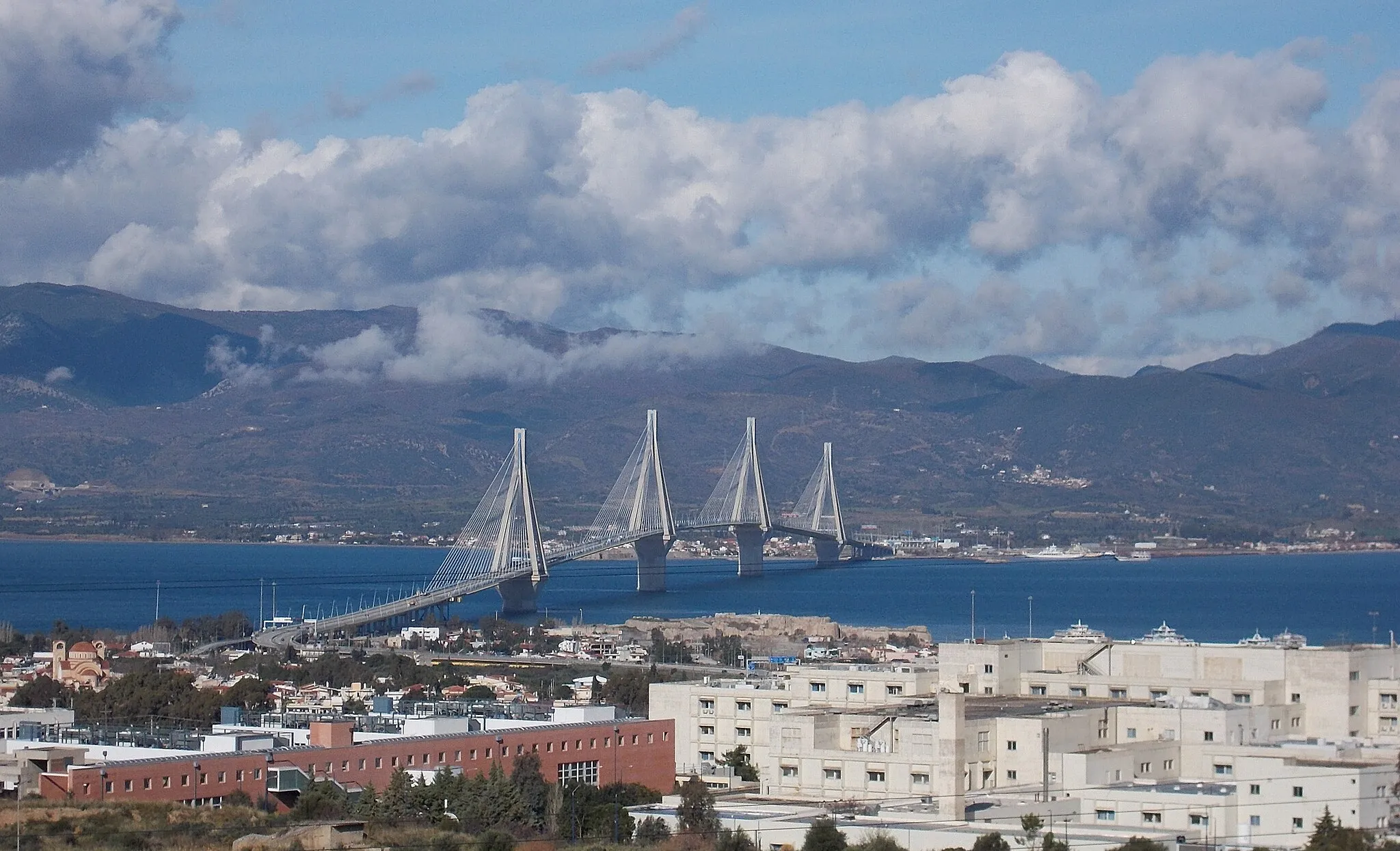 Photo showing: Back view of the Patras university hospital and the new buildings of the department of medicine