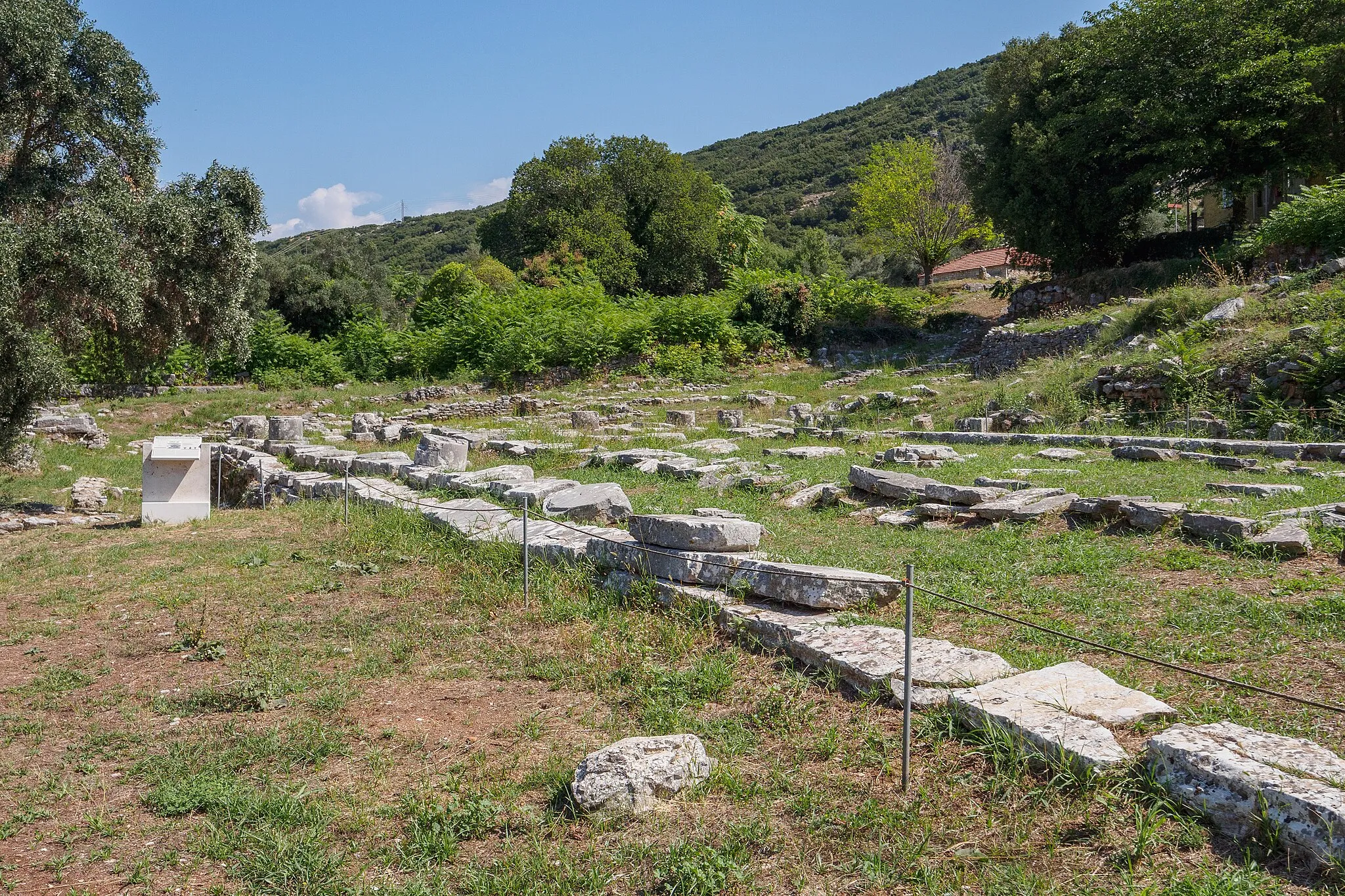 Photo showing: The temple of Apollo in ancient Thermo.