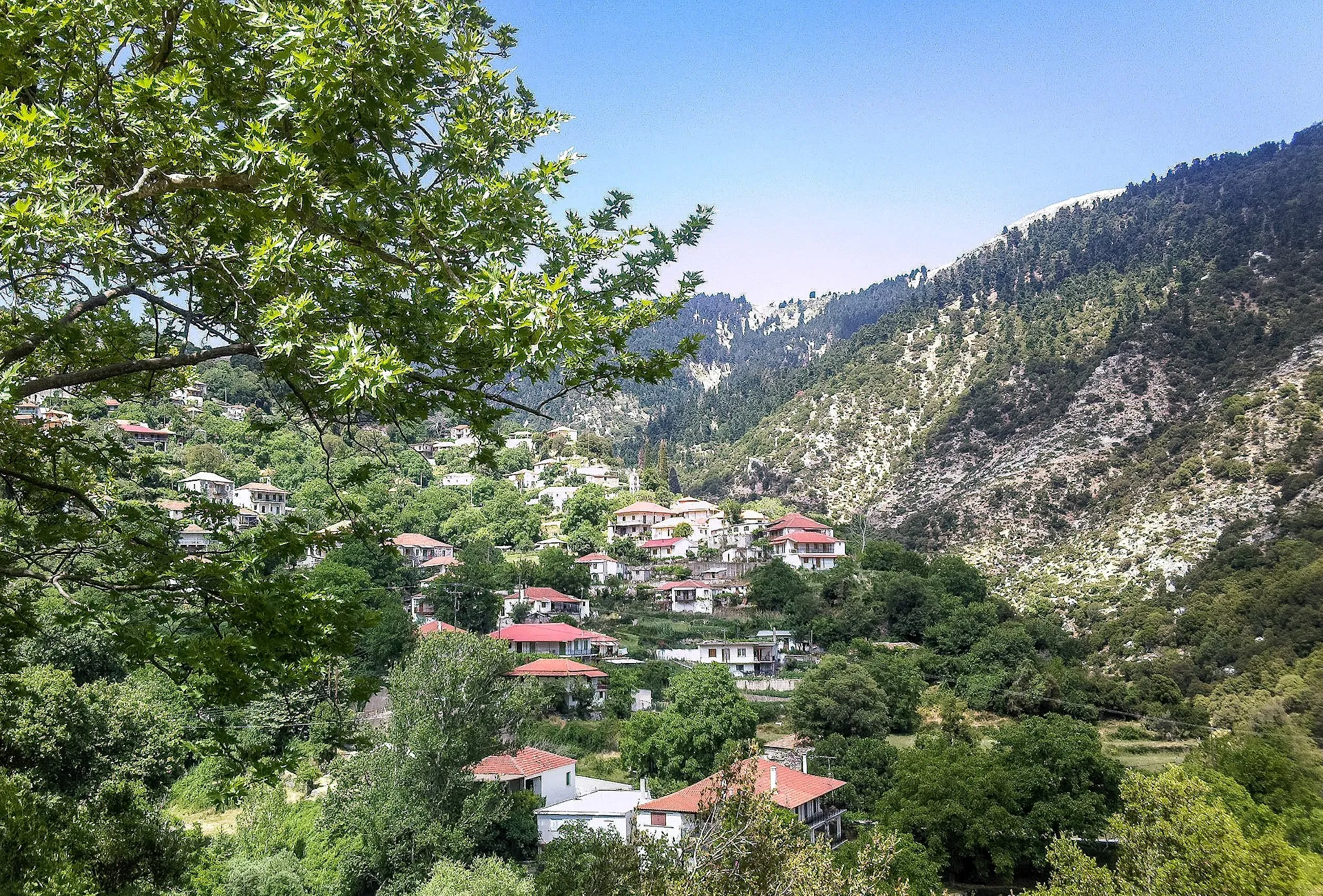 Photo showing: Lampeia (Divri) village, Ileia, Greece. Partial view of the village.