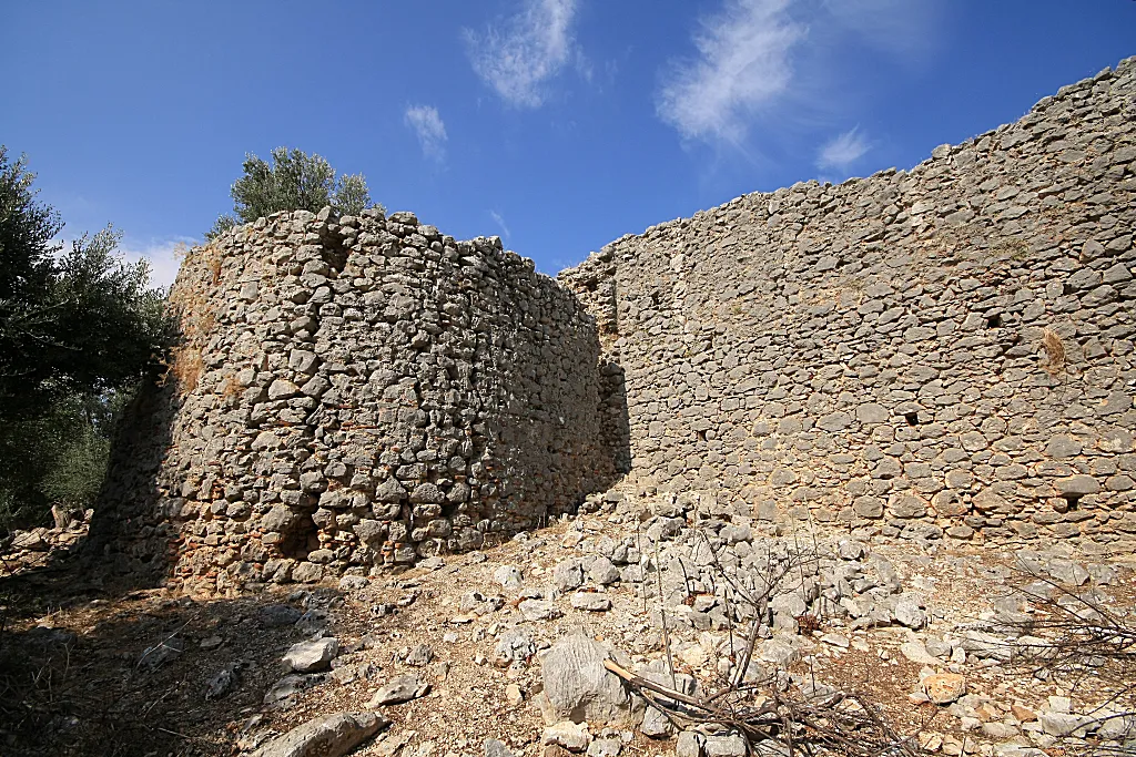 Photo showing: Πύργος στο βυζαντινό κάστρο στο Βάρνακα.