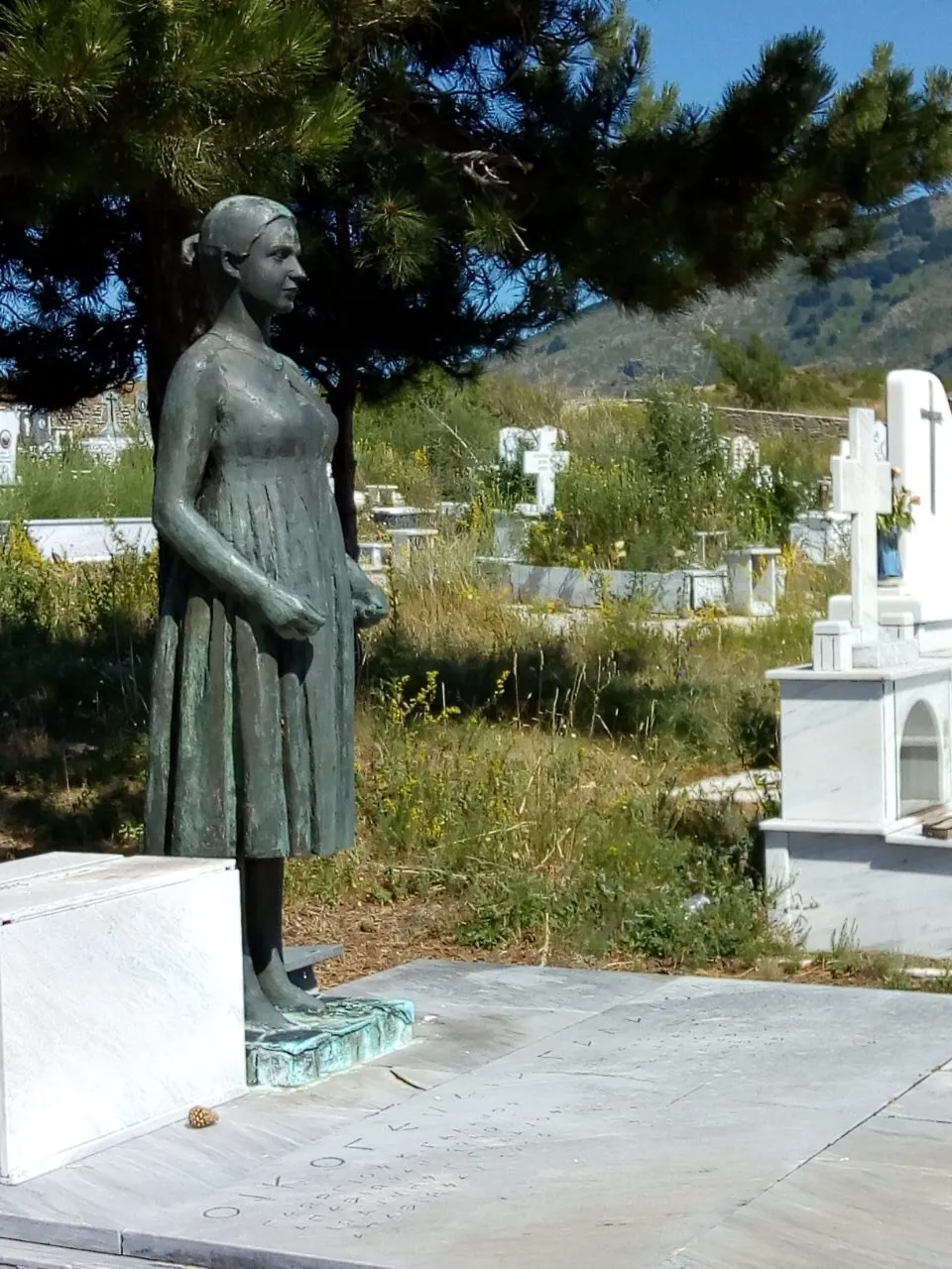 Photo showing: Bronze statue of a lassie over the Galanos family tomb (Vlasti, Kozani, Greece).