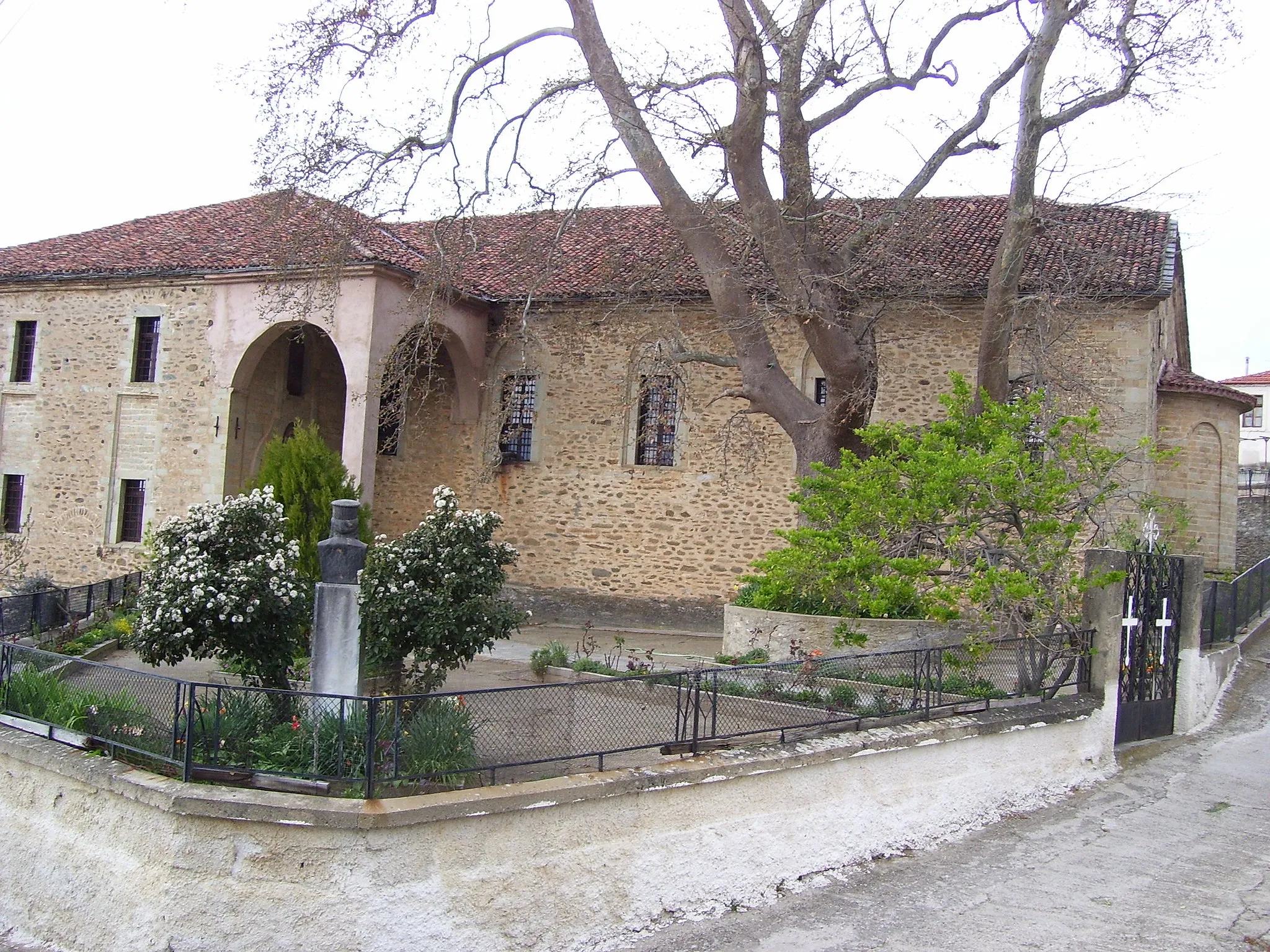 Photo showing: Church in the village of Vasiliada, Kastoria prefecture, Greece.