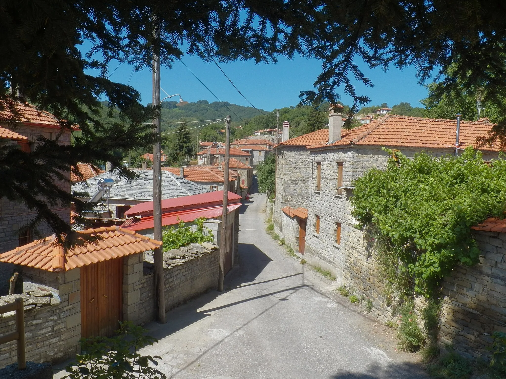 Photo showing: Άποψη του χωριό Πολυκάστανο από μία πλατεία.