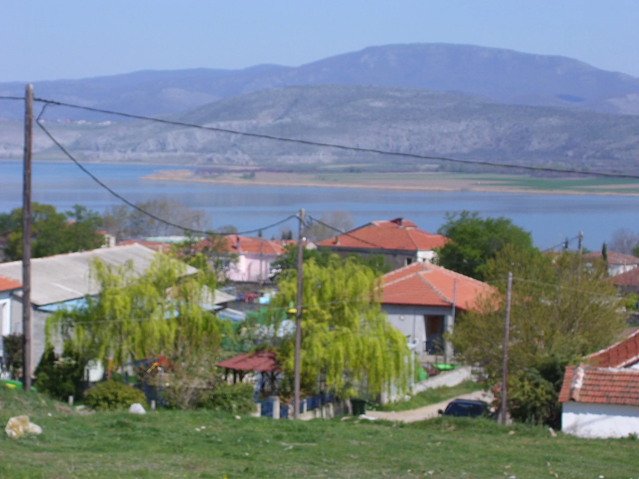 Photo showing: Village of Agios Panteleimonas and Lake Vegoritida, Greece.