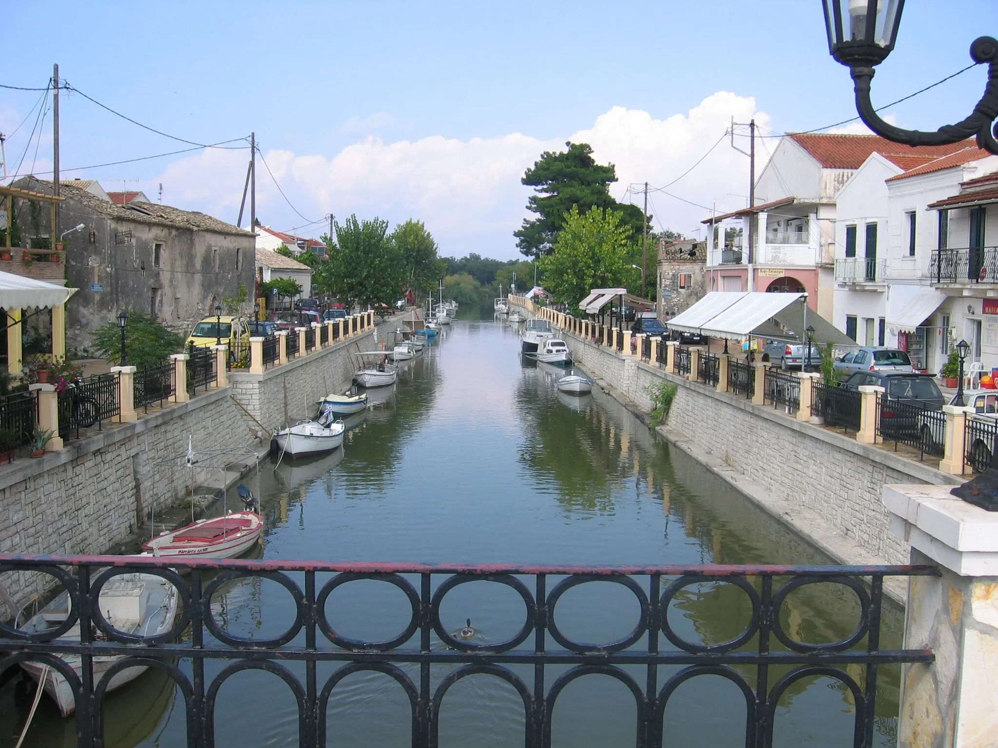 Photo showing: The channel that floates through Lefkimmi in the southern part of Corfu, Greece.